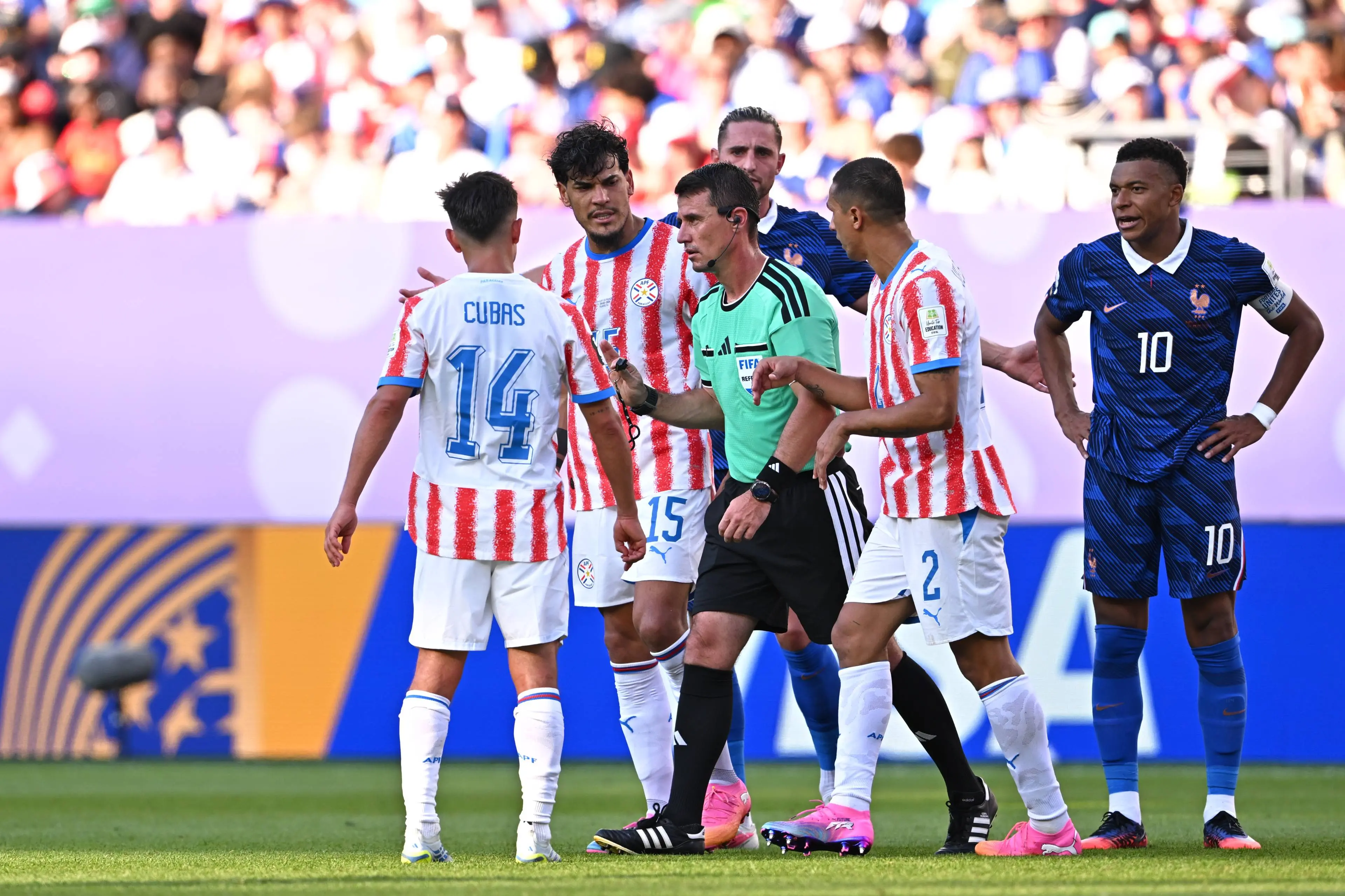 Larbitre De France Paraguay Choque Le Monde