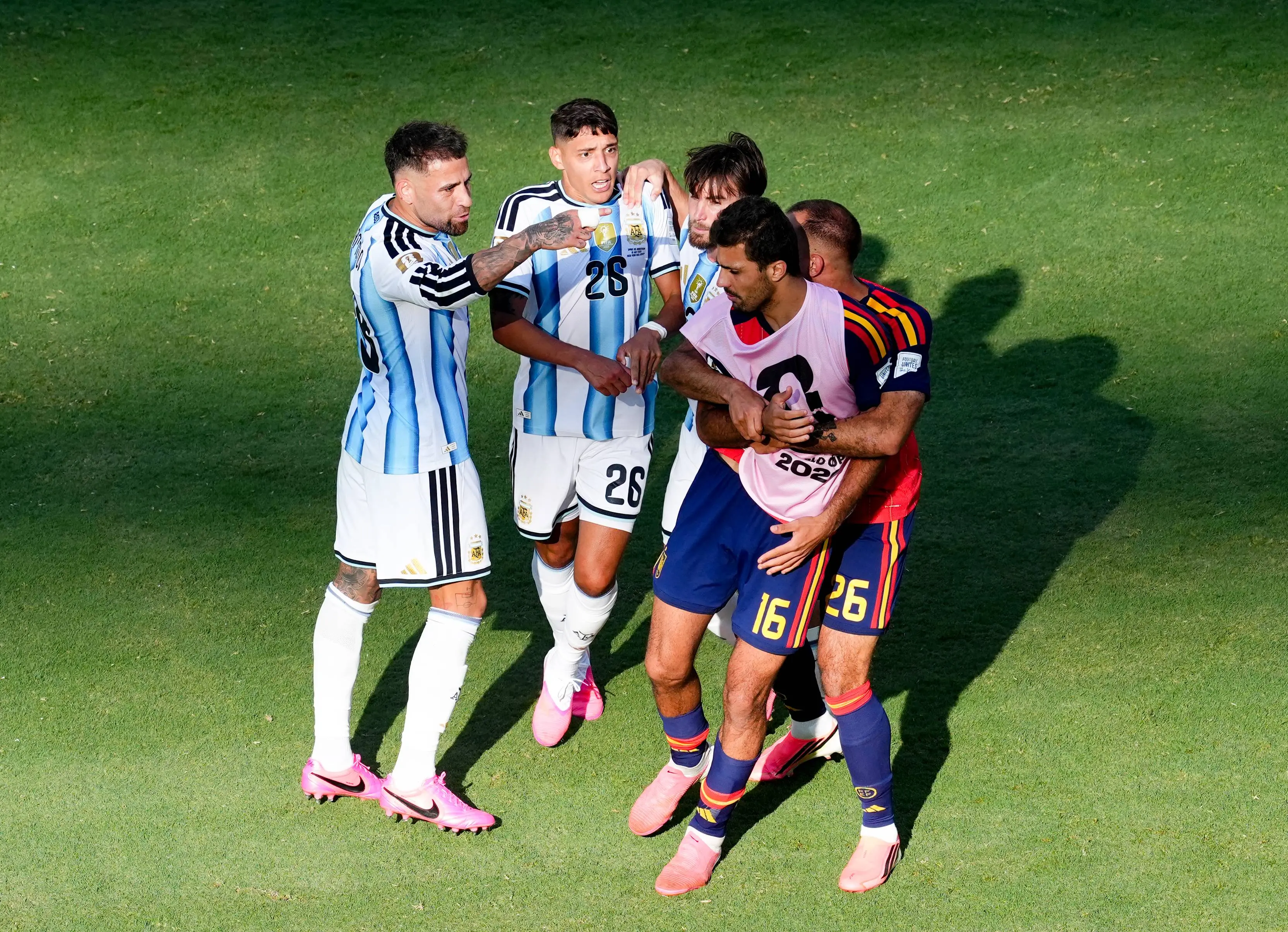 Argentine De Nouvelles Images Arrivent Rodri Frappe En Traitre