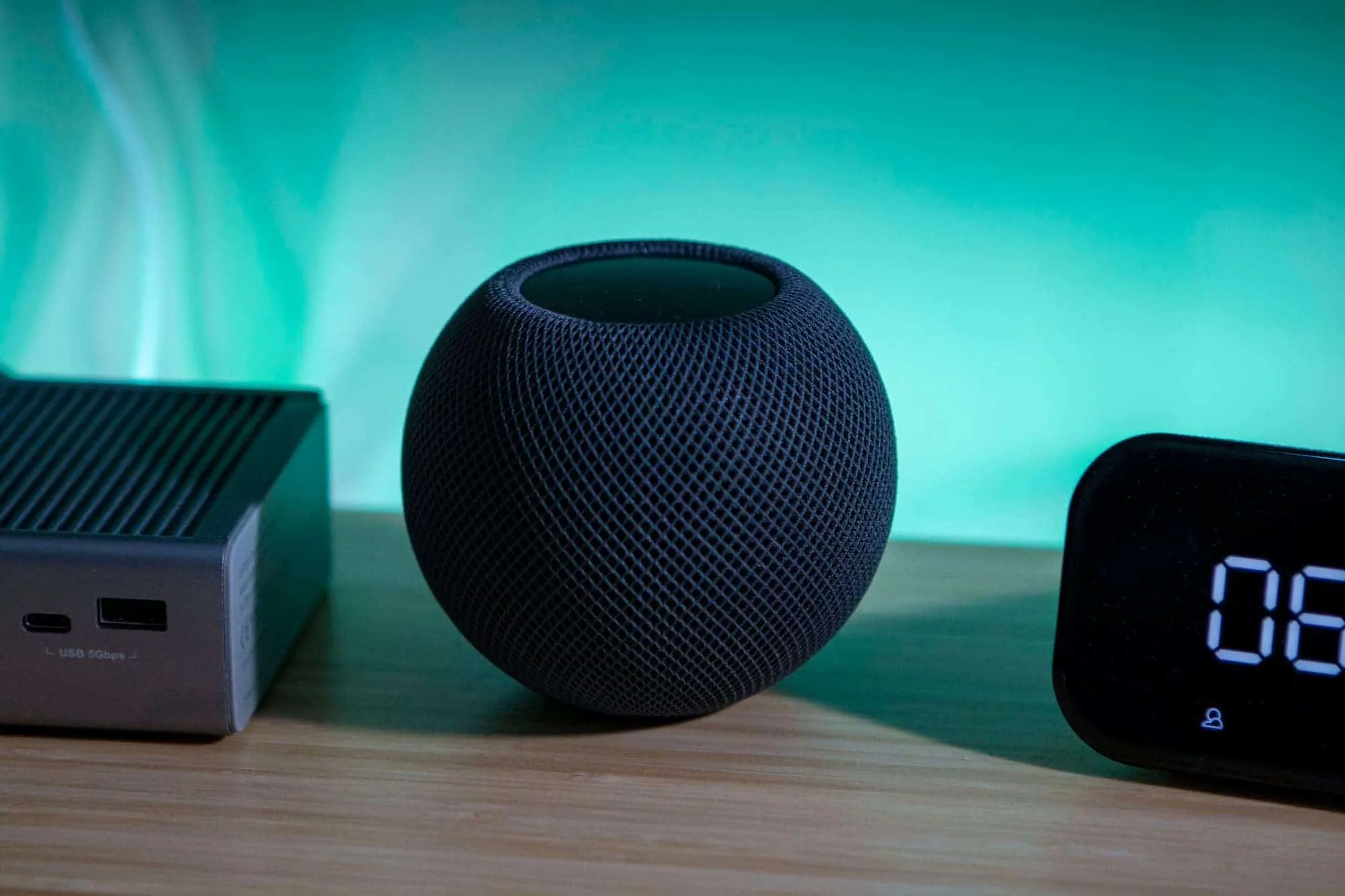 homepod mini on desk