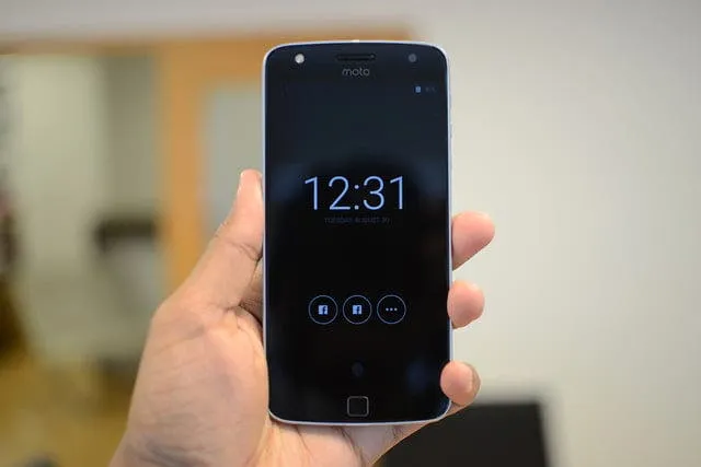 moto z play droid and hasselblad mod hands on 12 640x427 c