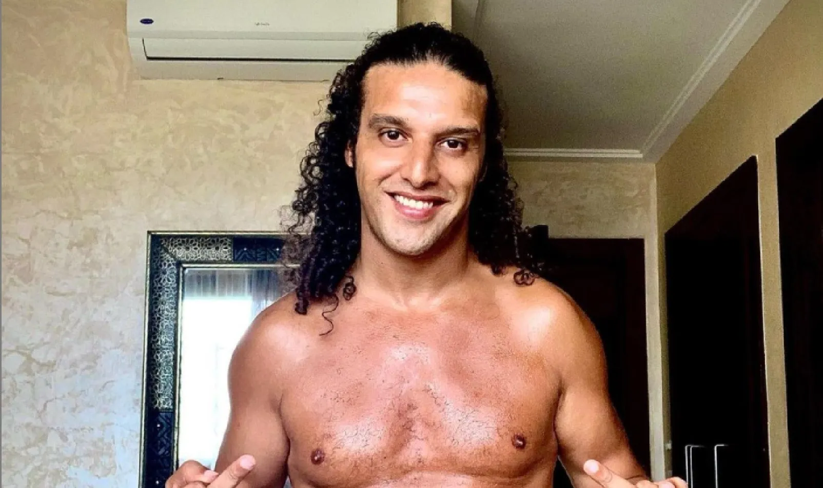 Foto: Ali B samen met twee vrouwen gespot bij een hotel