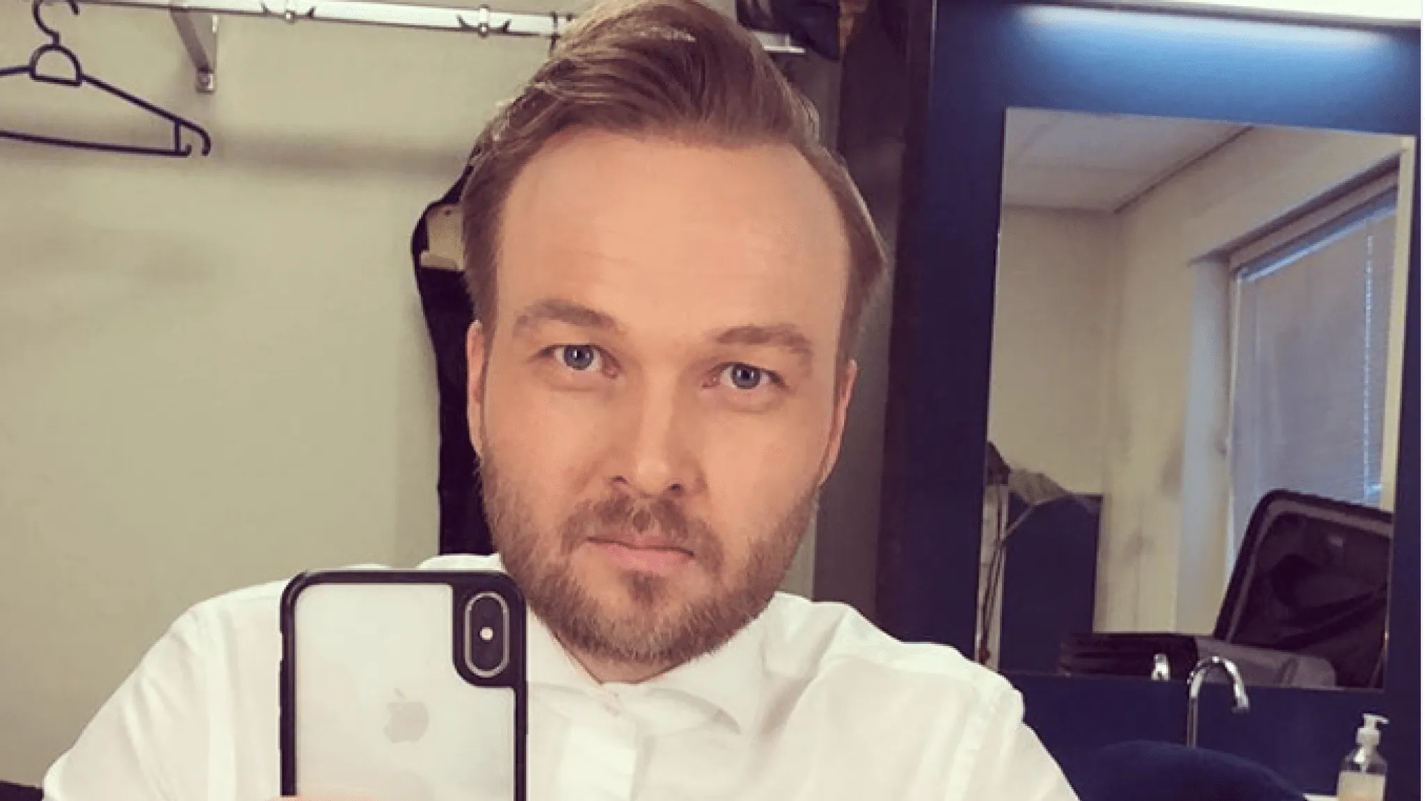 Je verwacht het niet: in deze auto rijdt Arjen Lubach