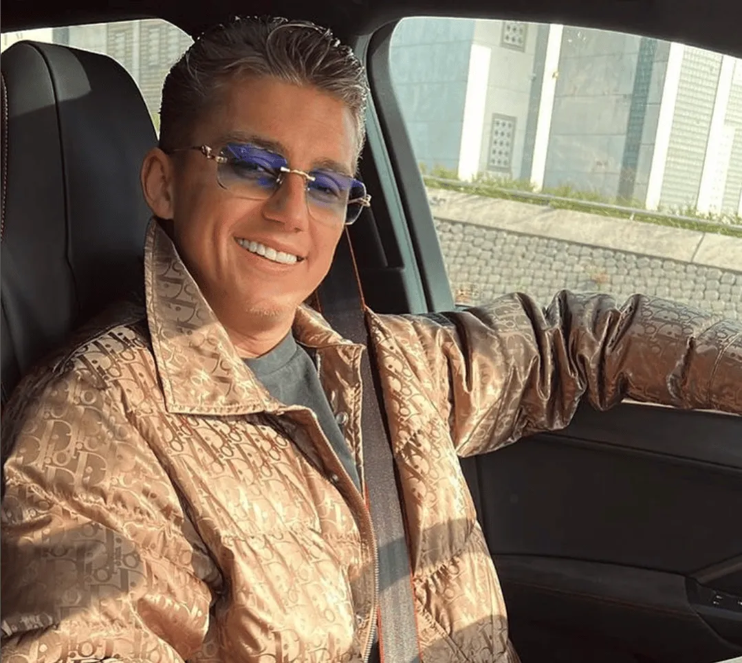 Zien: Mart Hoogkamer stopt na 9 min show na bizarre gebeurtenissen