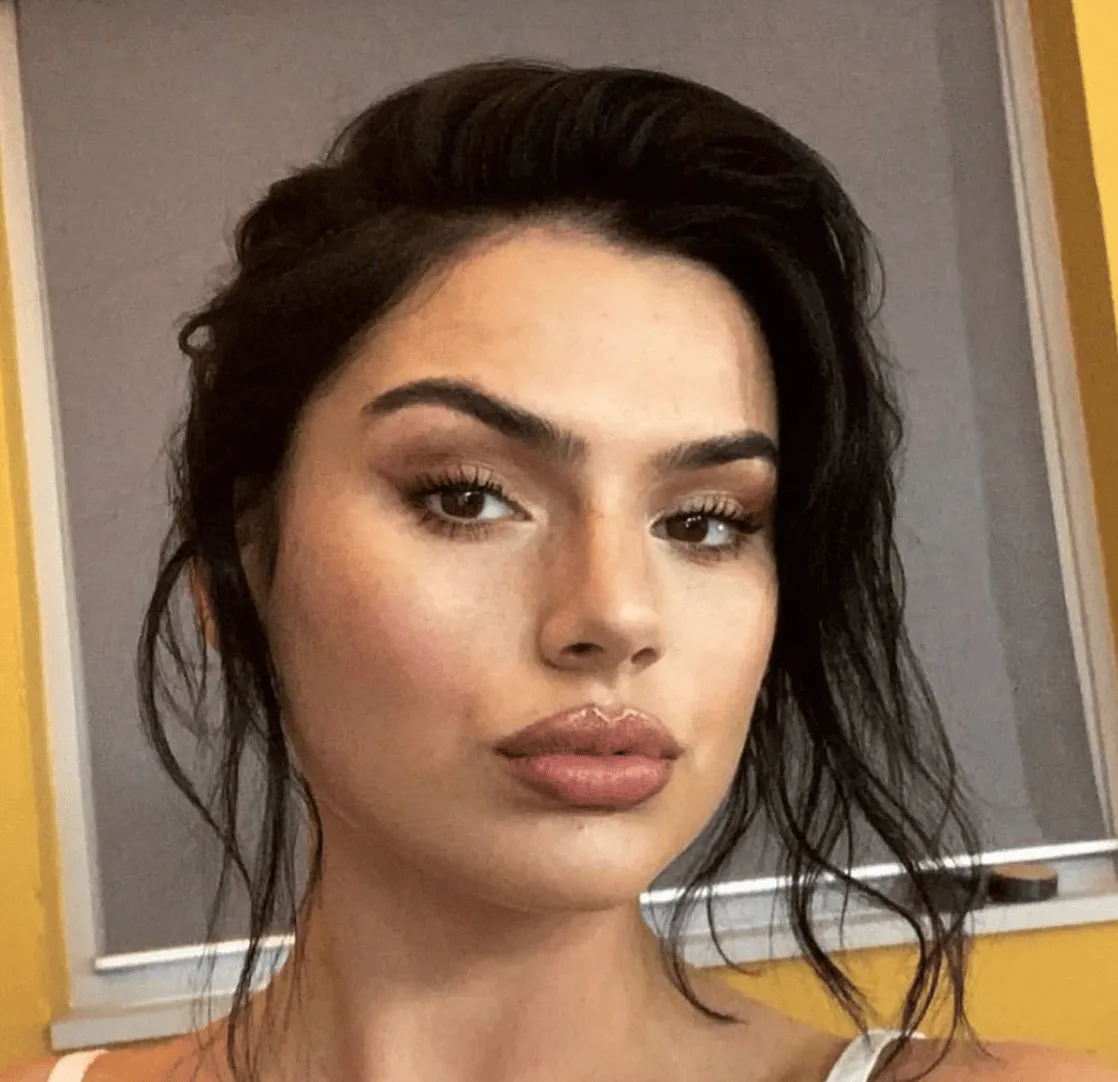Famke Louise showt afgetraind lijf in bikini: 'Hot mama'