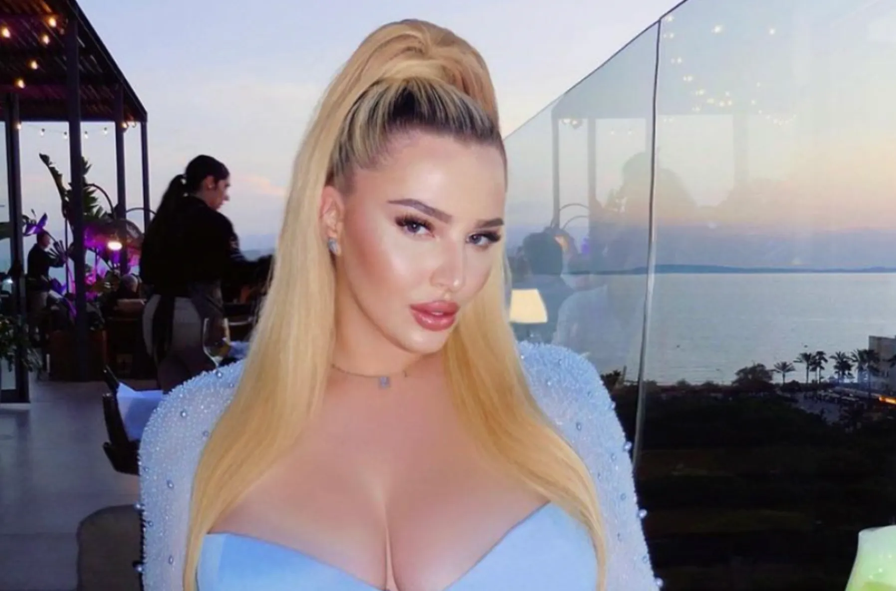 Bankzitters Matthy op date gespot met Fabiola Volkers