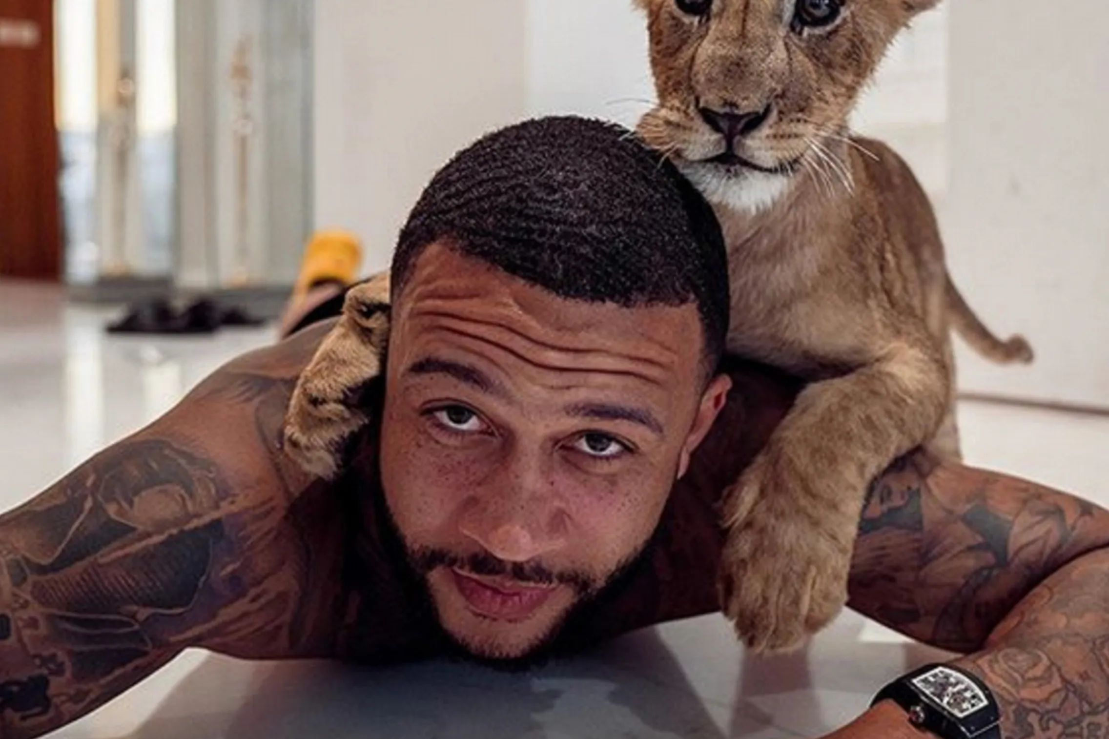 Memphis Depay slide in DM van Turkse fan, terwijl hij een vriendin heeft