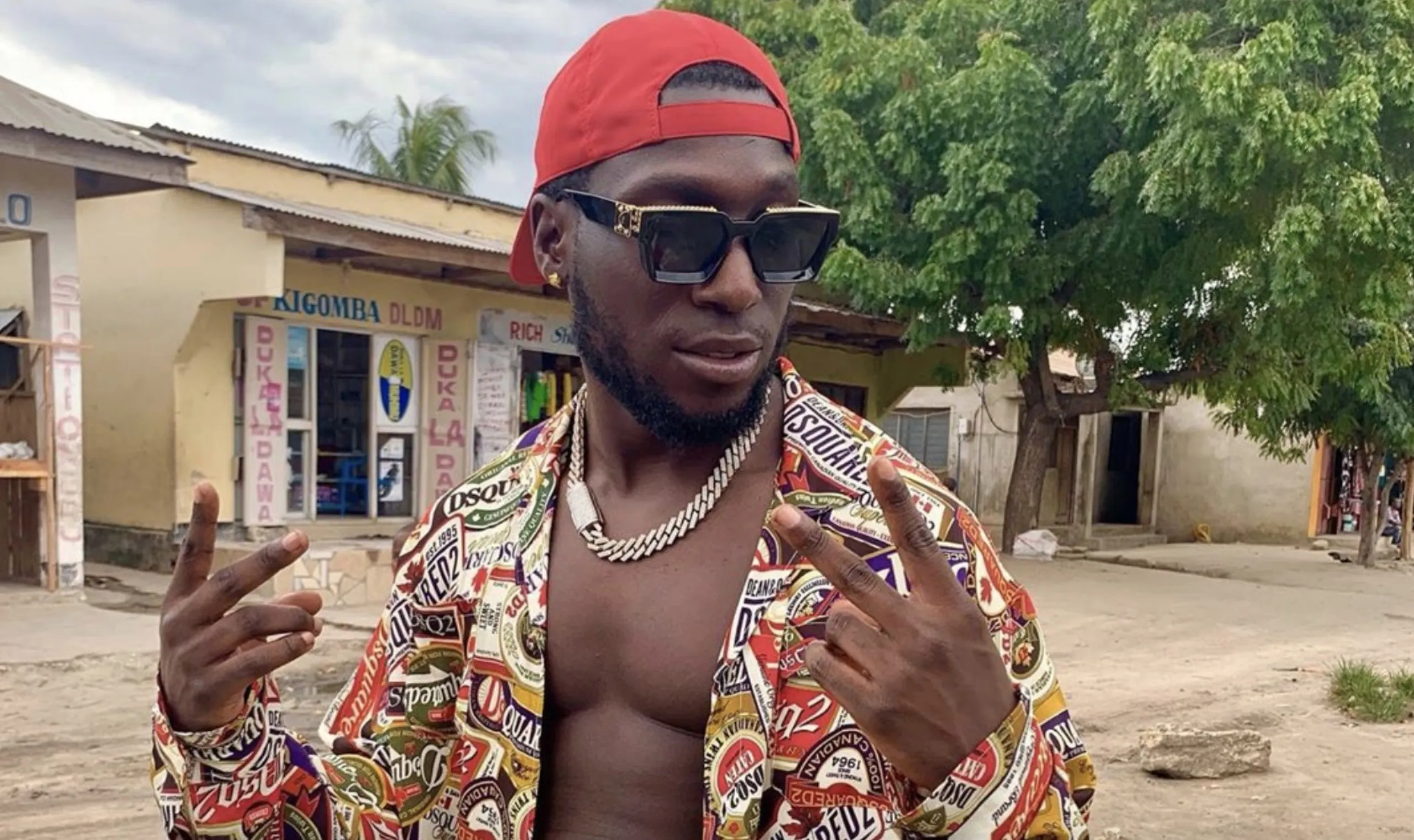 'Frenna wordt door andere rapper bevredigd in auto op parkeerplaats McDonalds'