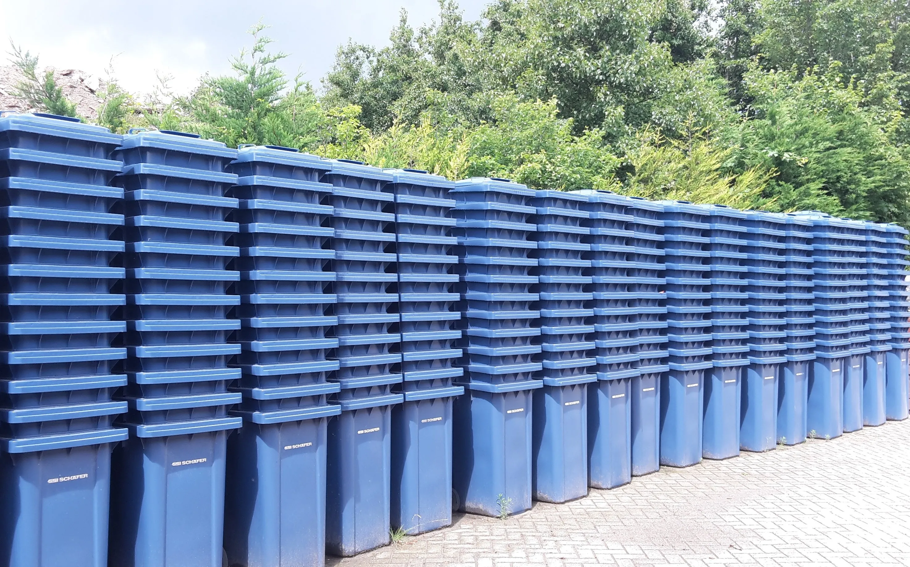 blauwe papiercontainers