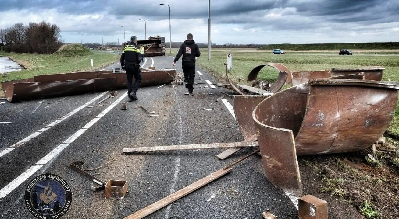 politie gekantelde vrachtwagen ouddorp