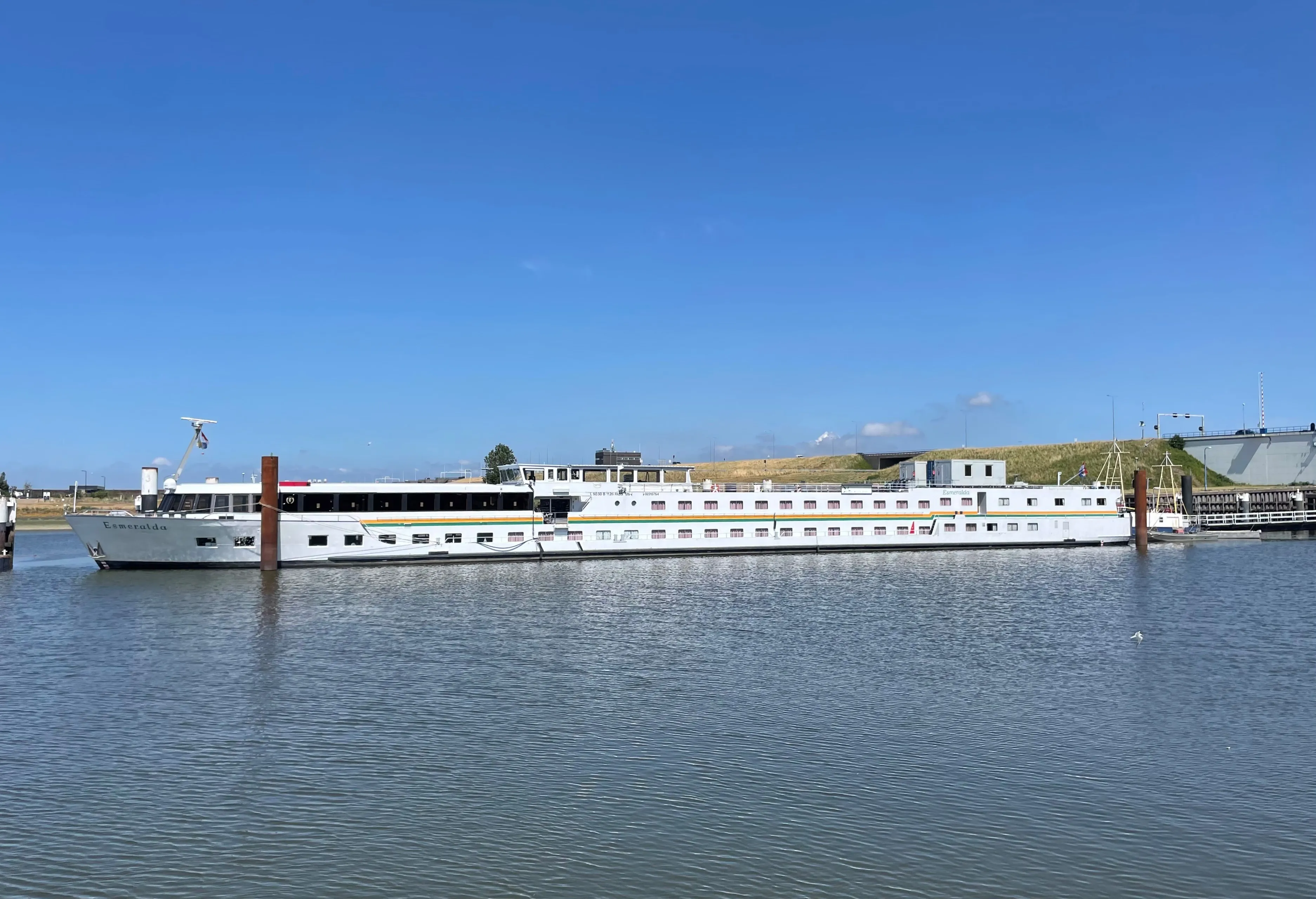 riviercruiseschip ms esmeralda in buitenhaven stellendam