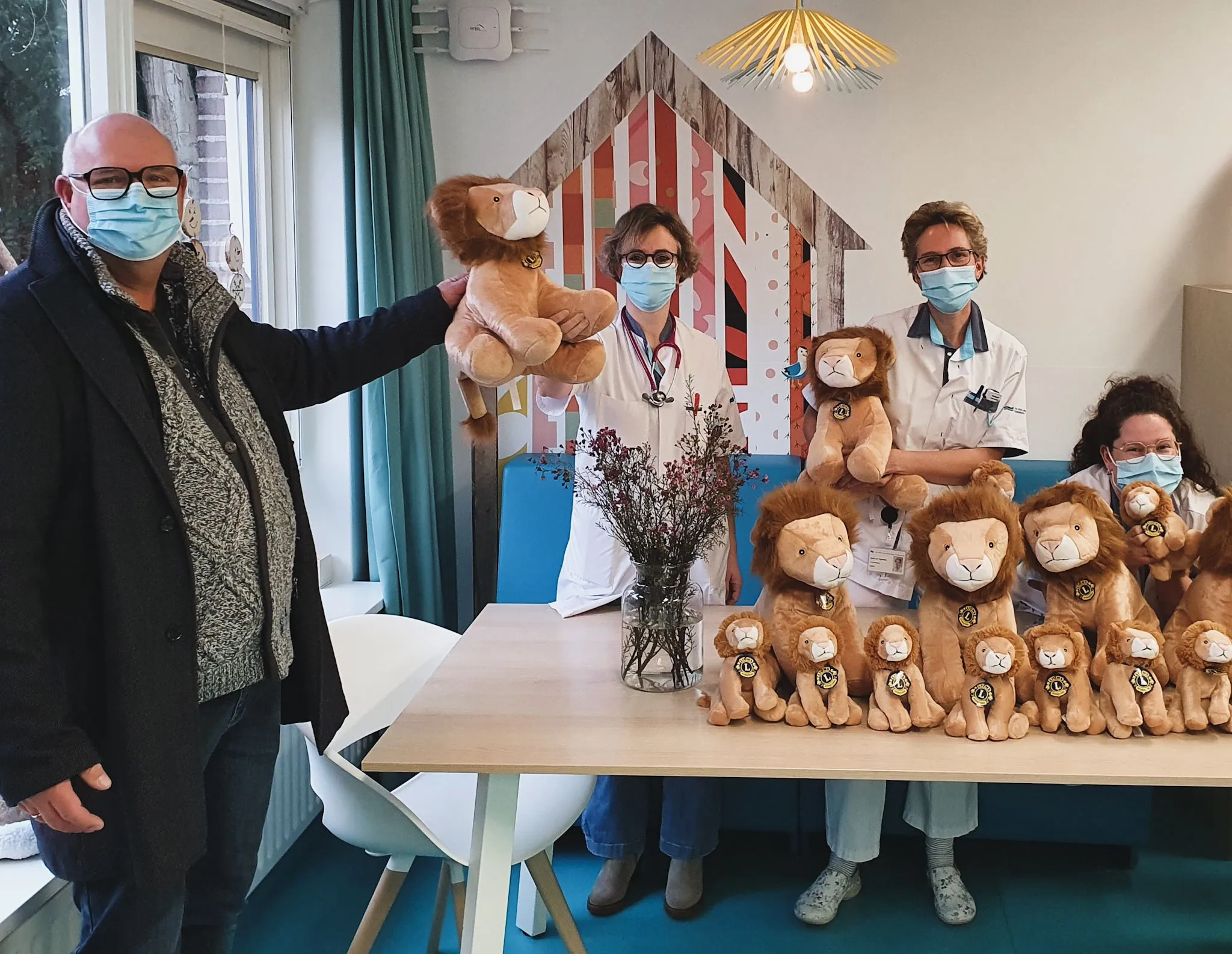 voorzitter van de lions club goeree overflakkee overhandigde de knuffels op de kinderafdeling 1