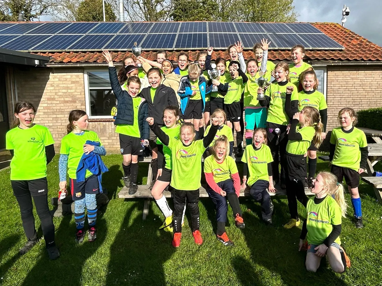 winnende meiden schoolvoetbal