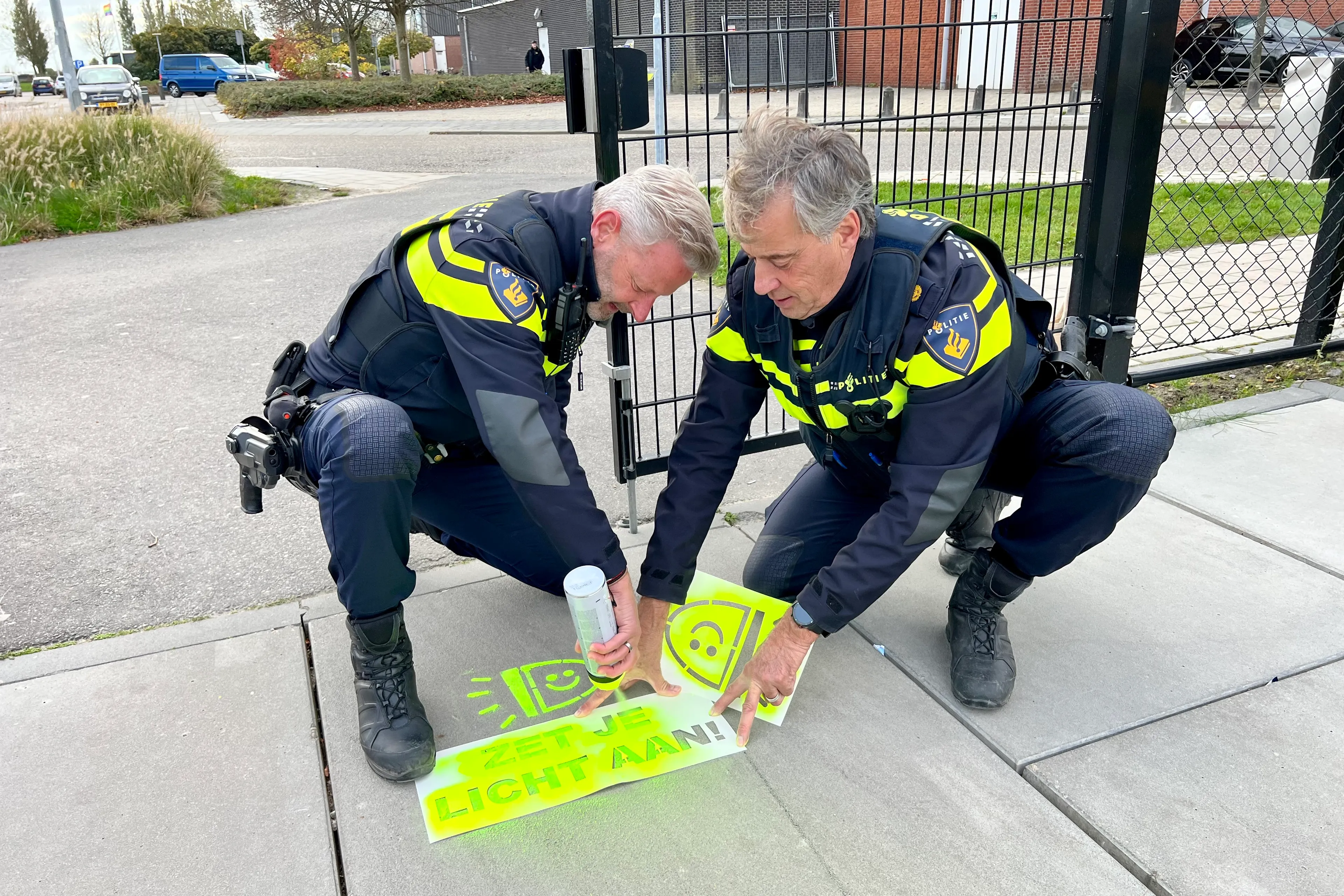 zet je licht aan agenten spuiten markeerspray bij fietsenstalling beroepscampus sommelsdijk 1