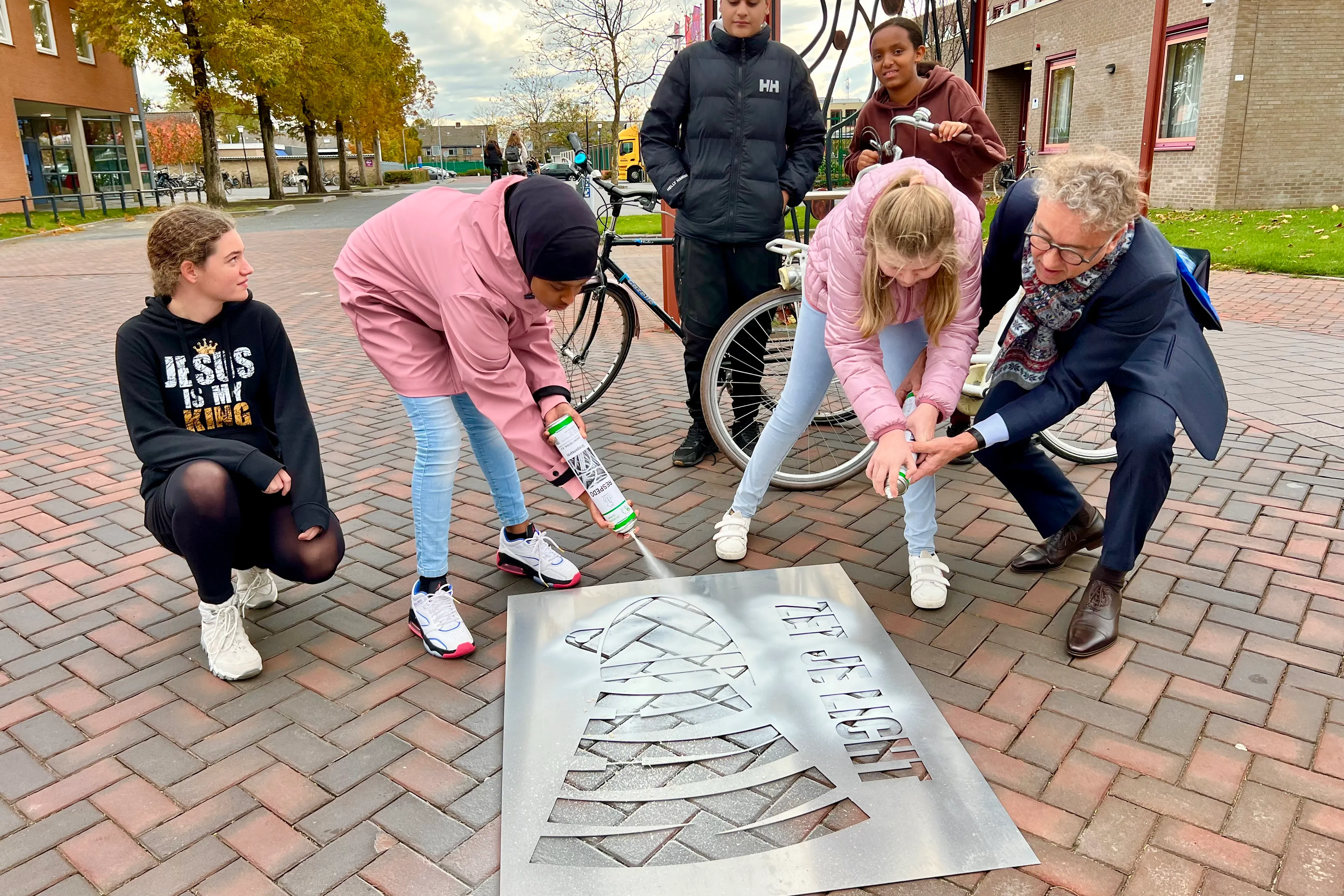 zet je licht aan wethouder van putten spuit met kinderen markeerspray op shared space middelharnis 1