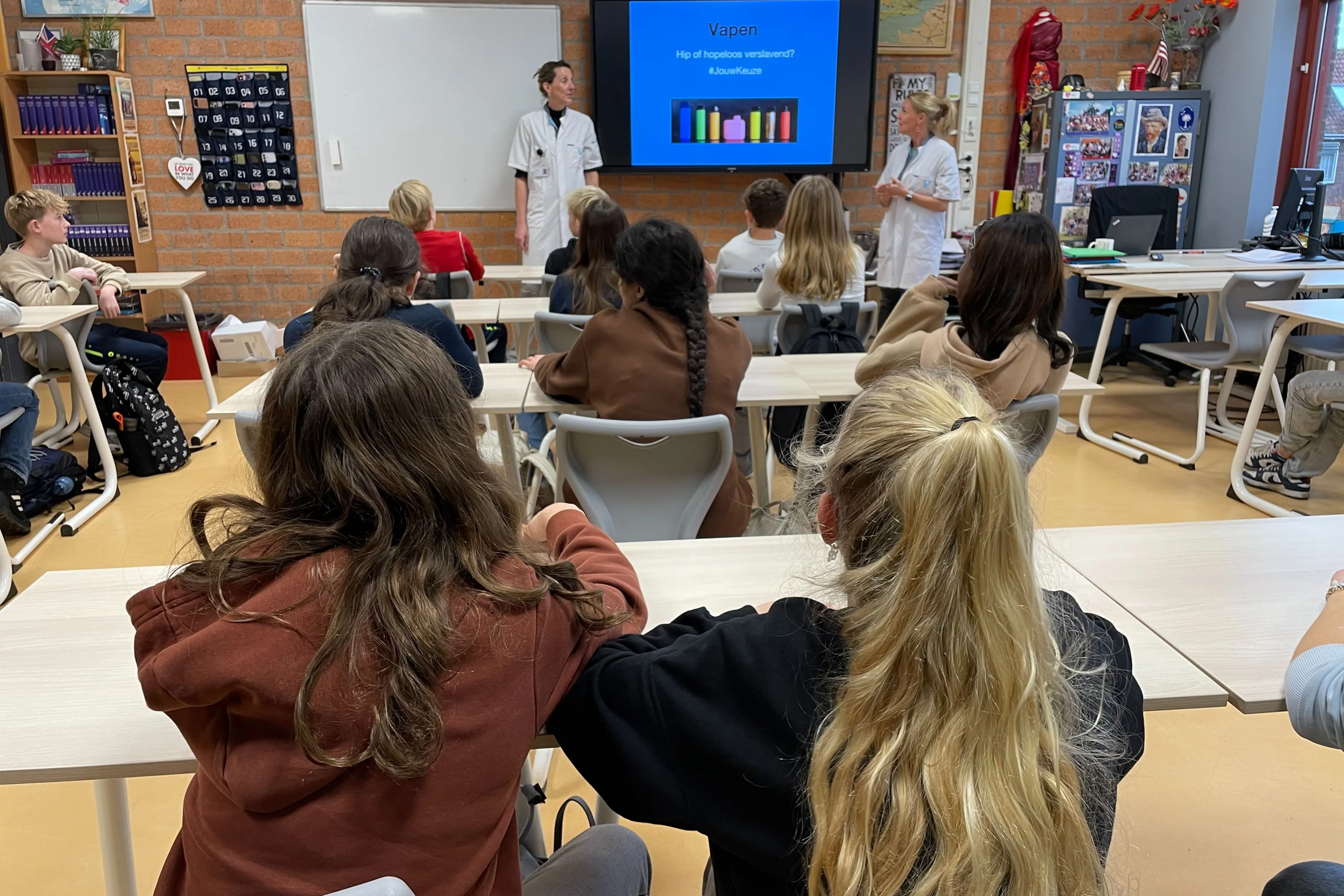 Artsen waarschuwen brugklasleerlingen voor de gevaren van vapen en roken