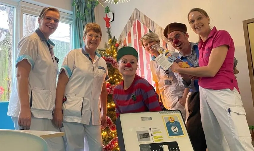 Schenking van CliniClowns voor Kinderafdeling Dirksland