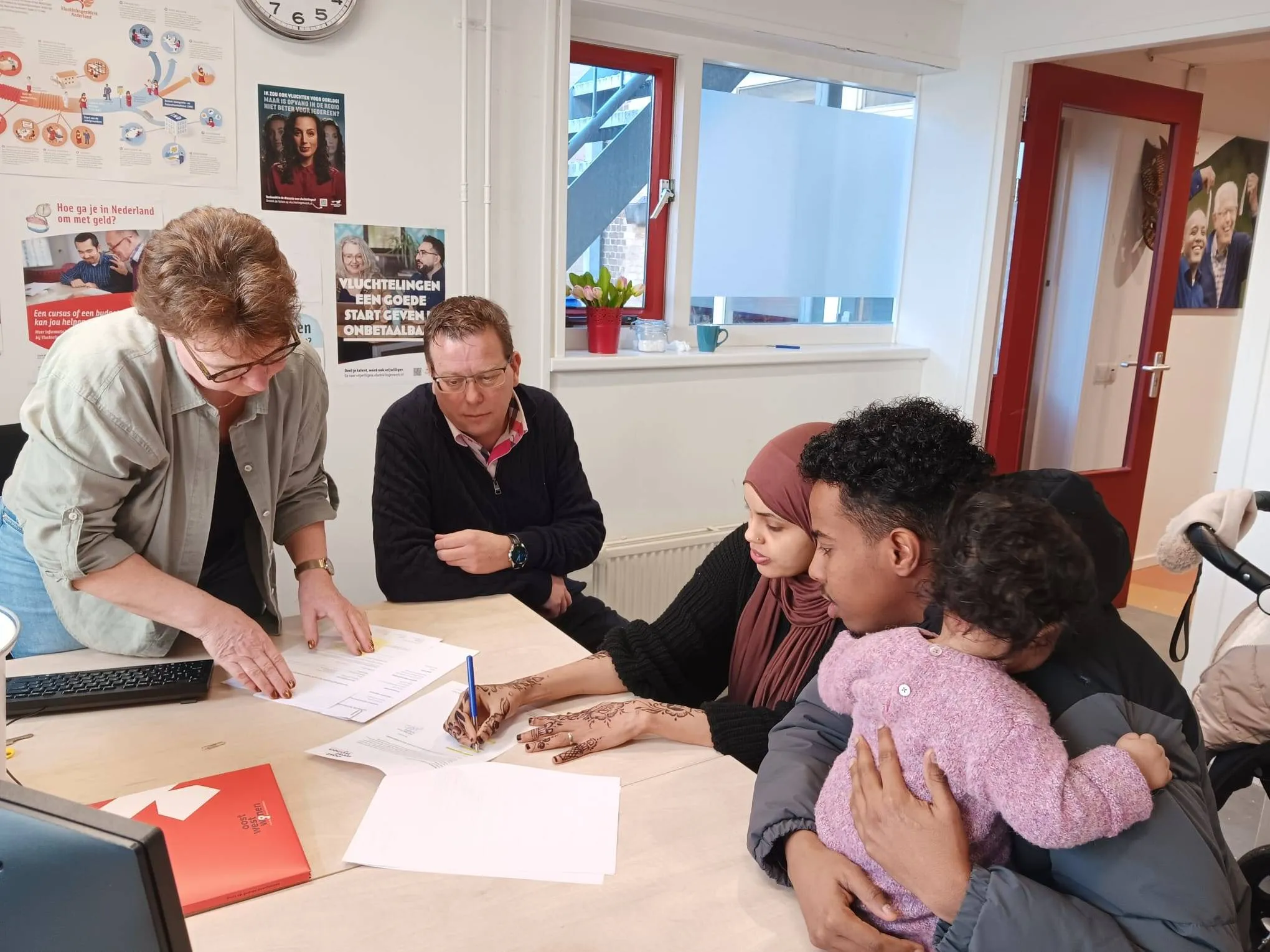 Wethouder Bruggeman op bezoek bij Vluchtelingenwerk