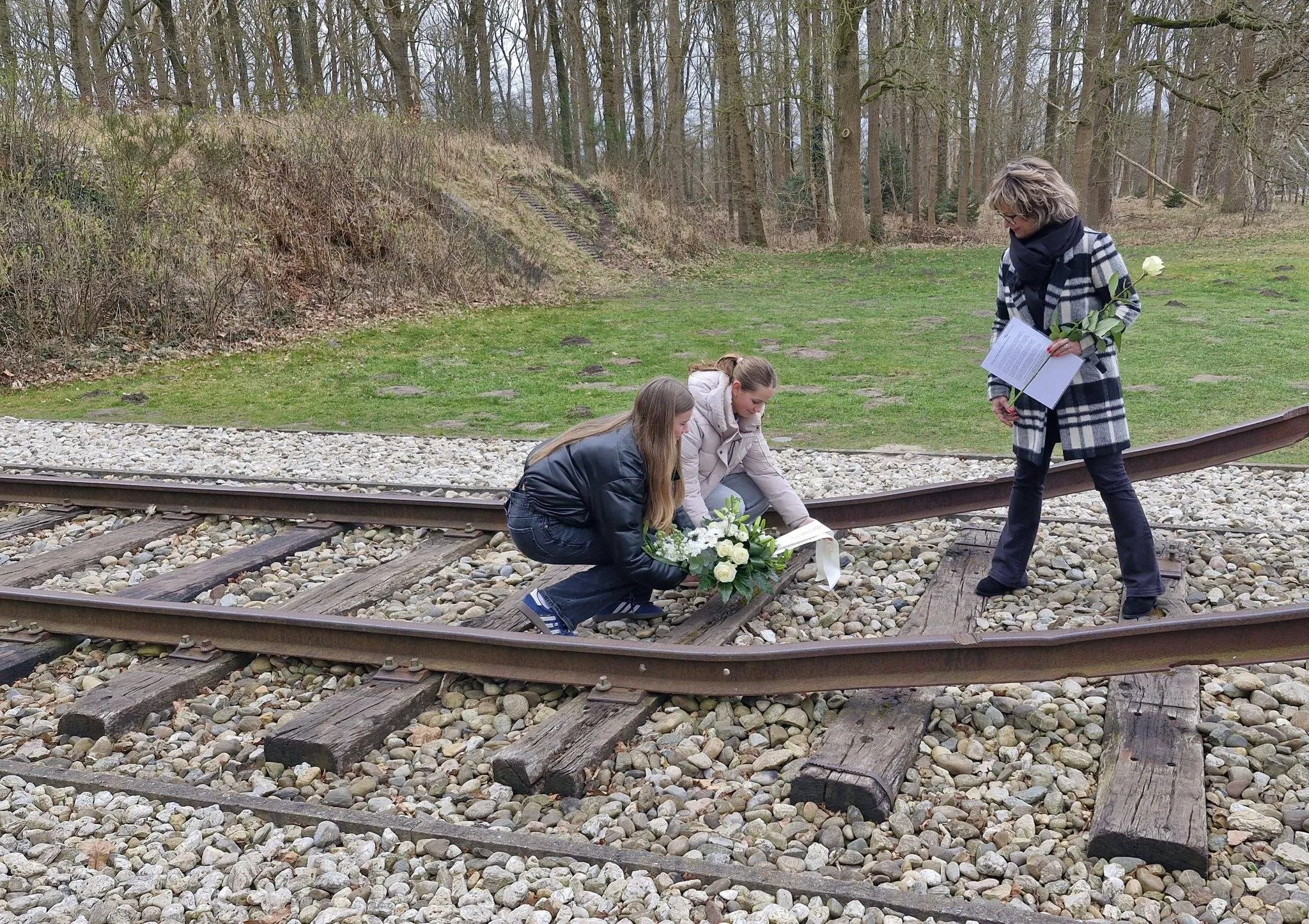 Scholieren en burgemeester bezoeken Westerbork