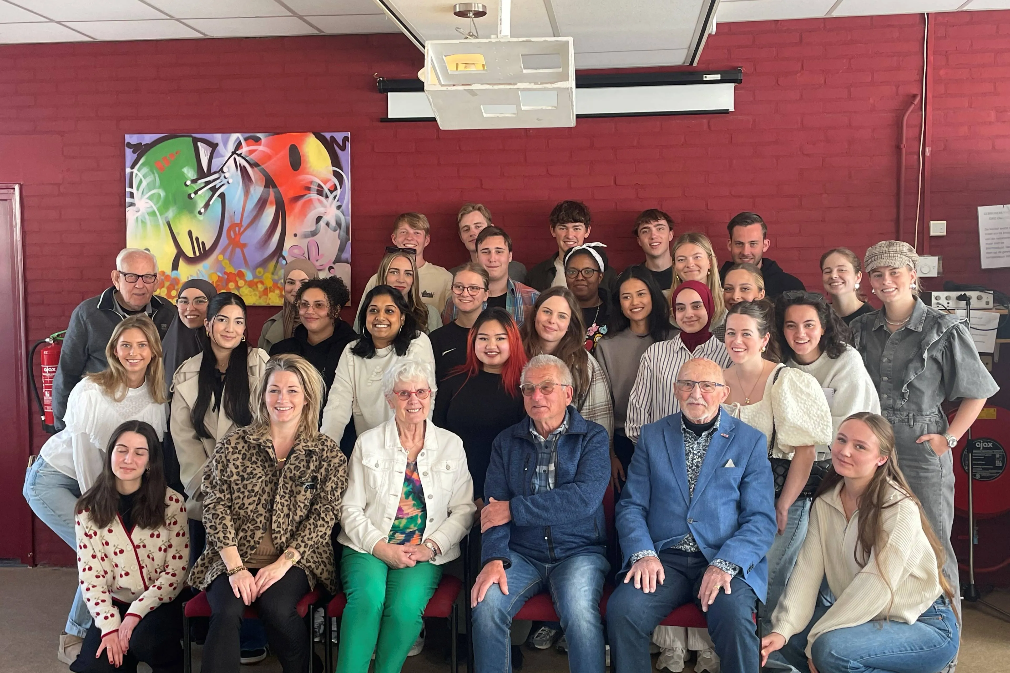 Studenten luisteren ademloos naar de verhalen van De Ramp