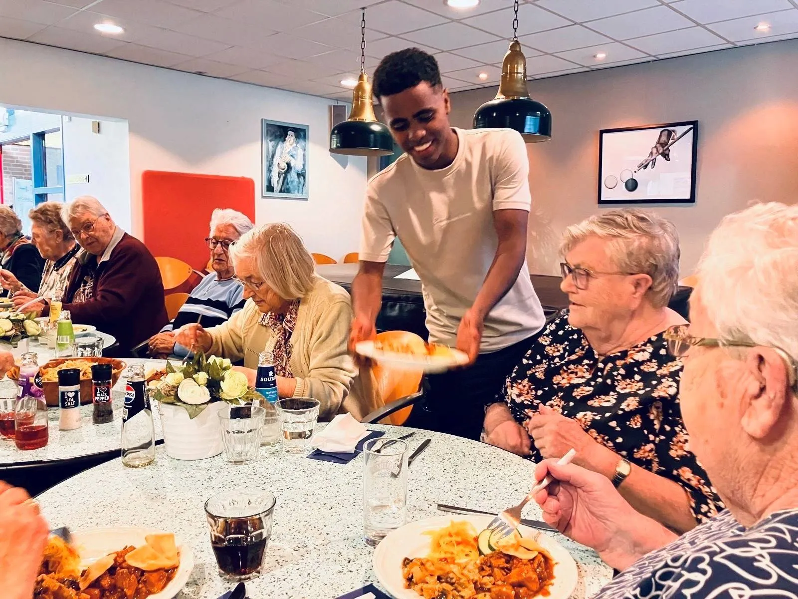 Kickboksers uit Stellendam serveren diner voor ouderen