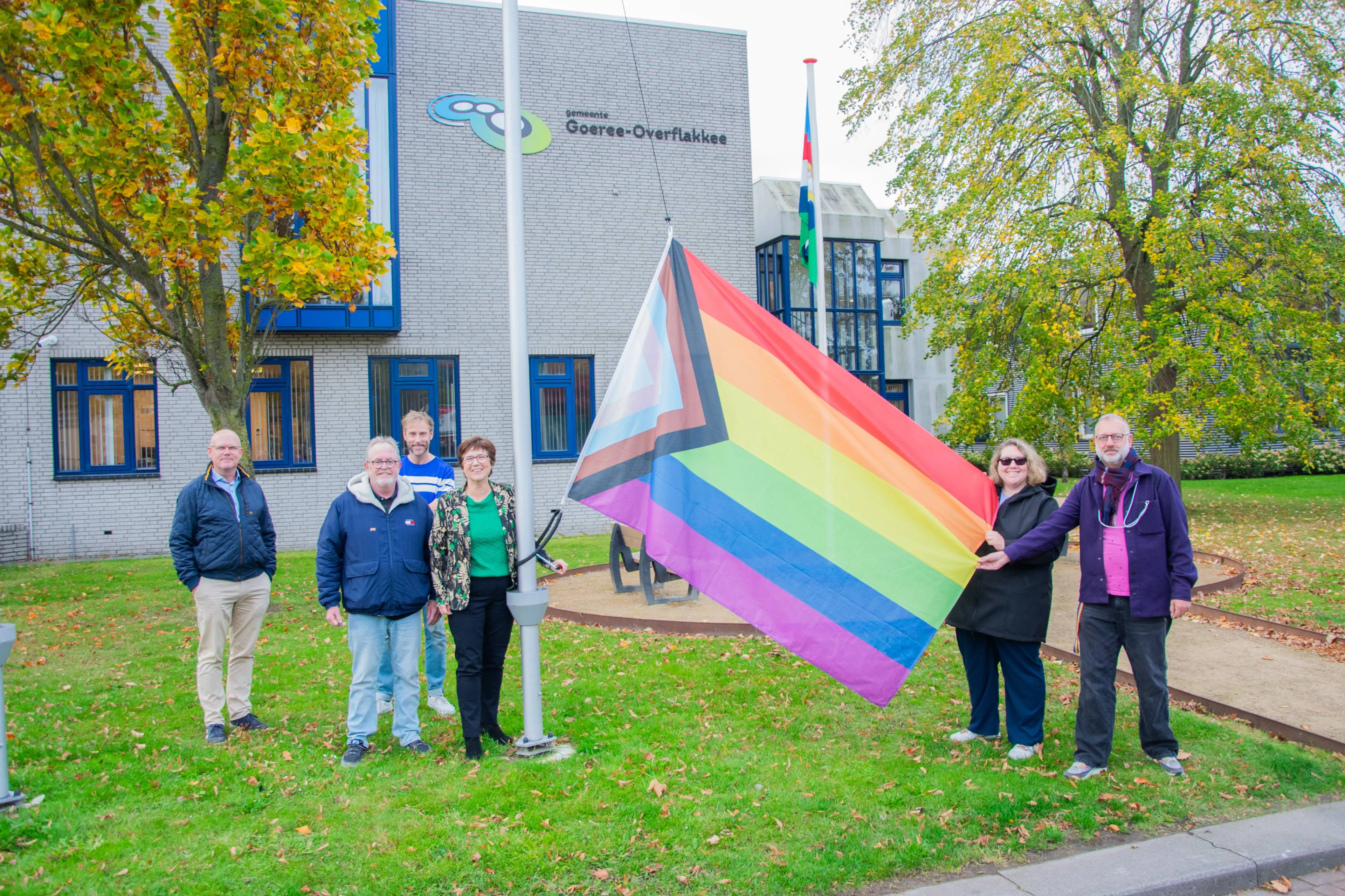 “Die vlag moet in de fik en de mensen ook”