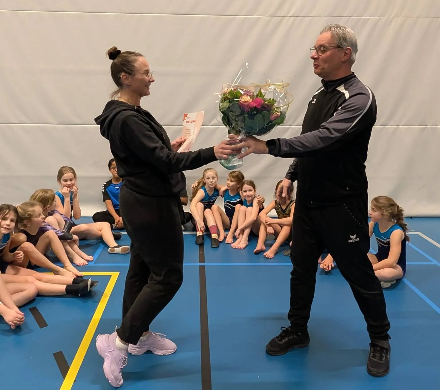 Rosanne - Bloemen overhandiging