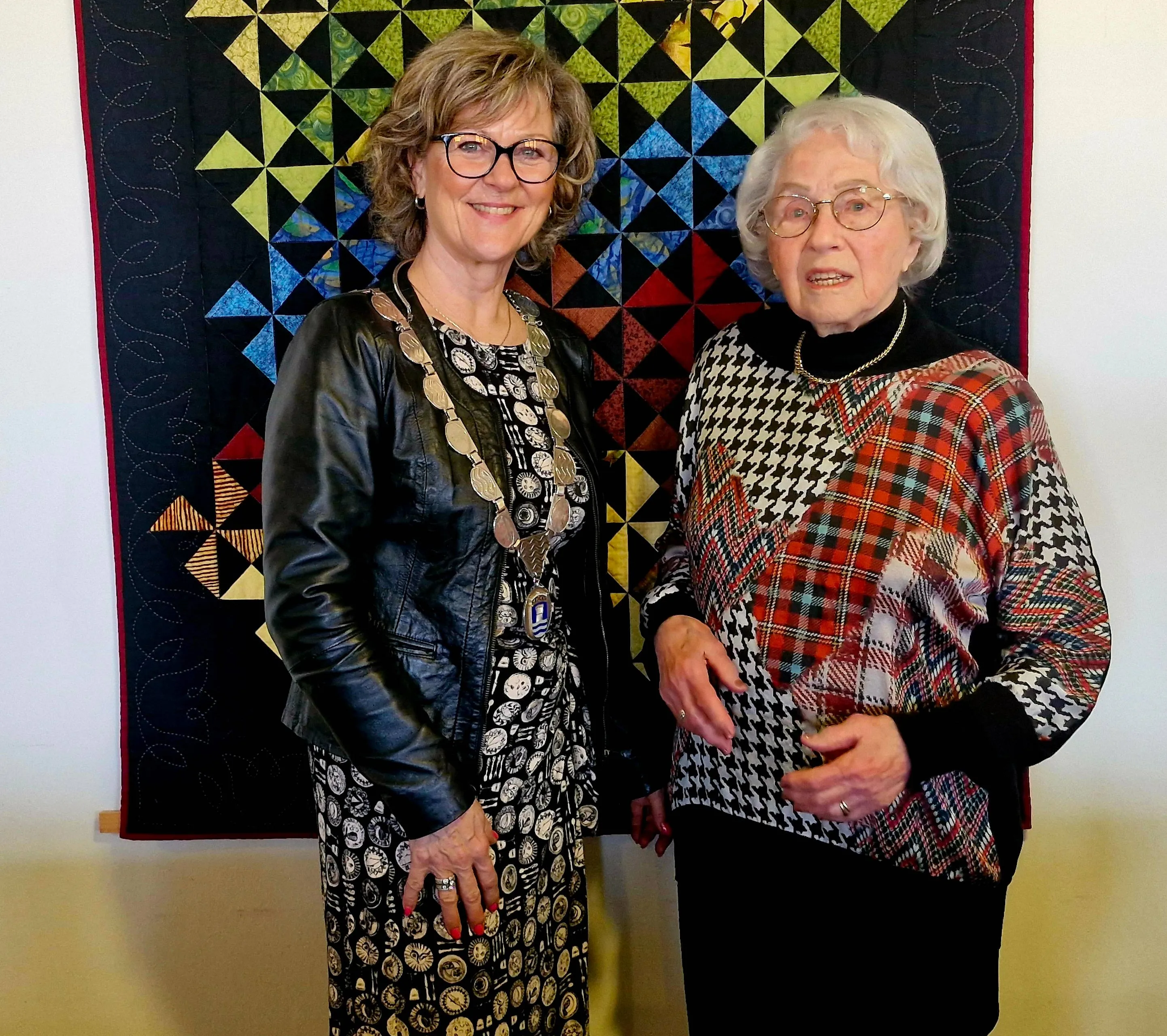 foto bezoek burgemeester aan mevrouw Drenthe-Hoogendijk