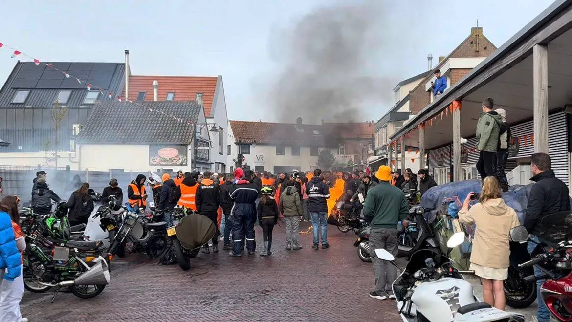 Brommertraditie luidt Koningsdag in op Goeree-Overflakkee