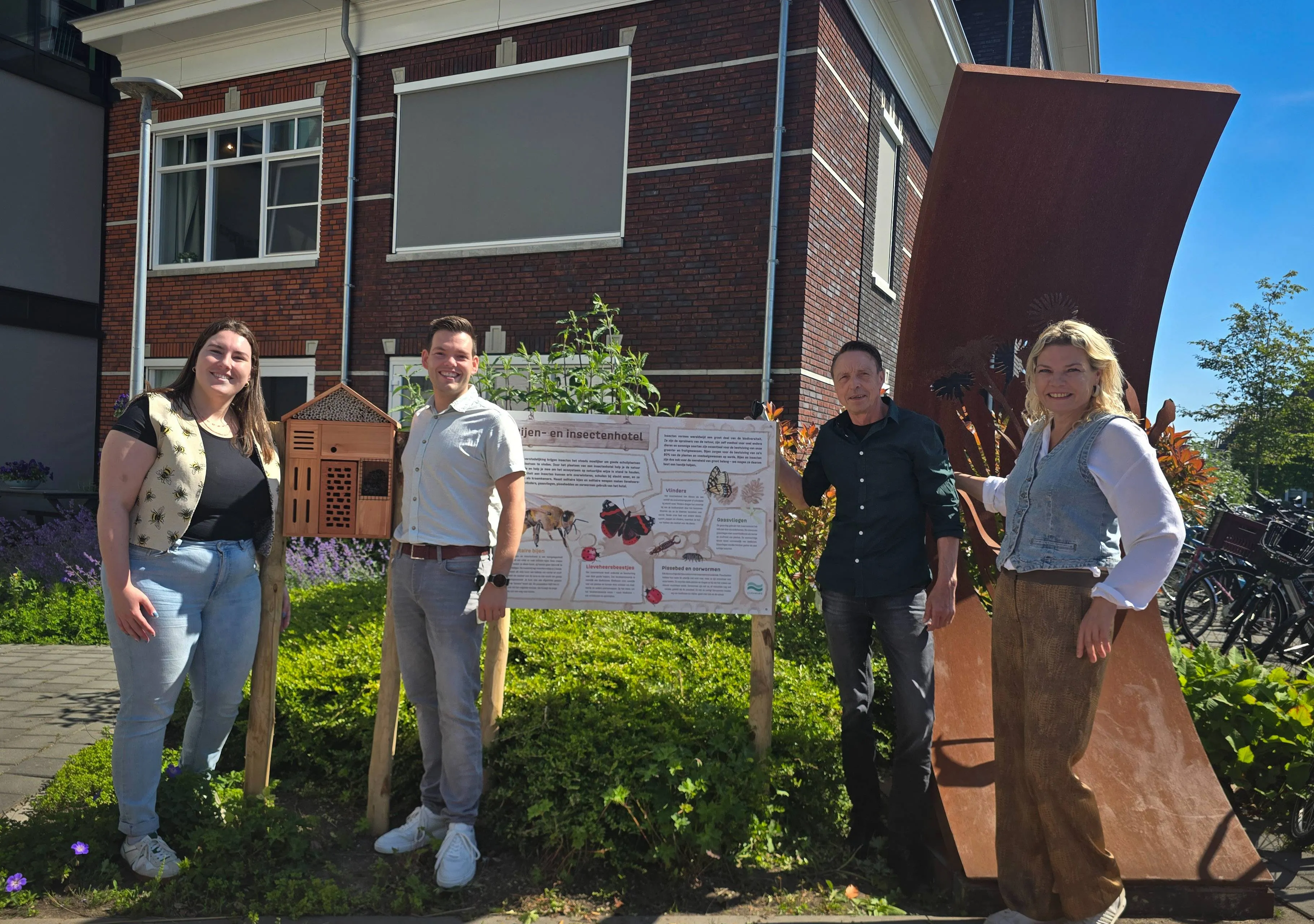 Feestelijke onthulling insectenhotels bij woonzorglocatie Bestenwaerd