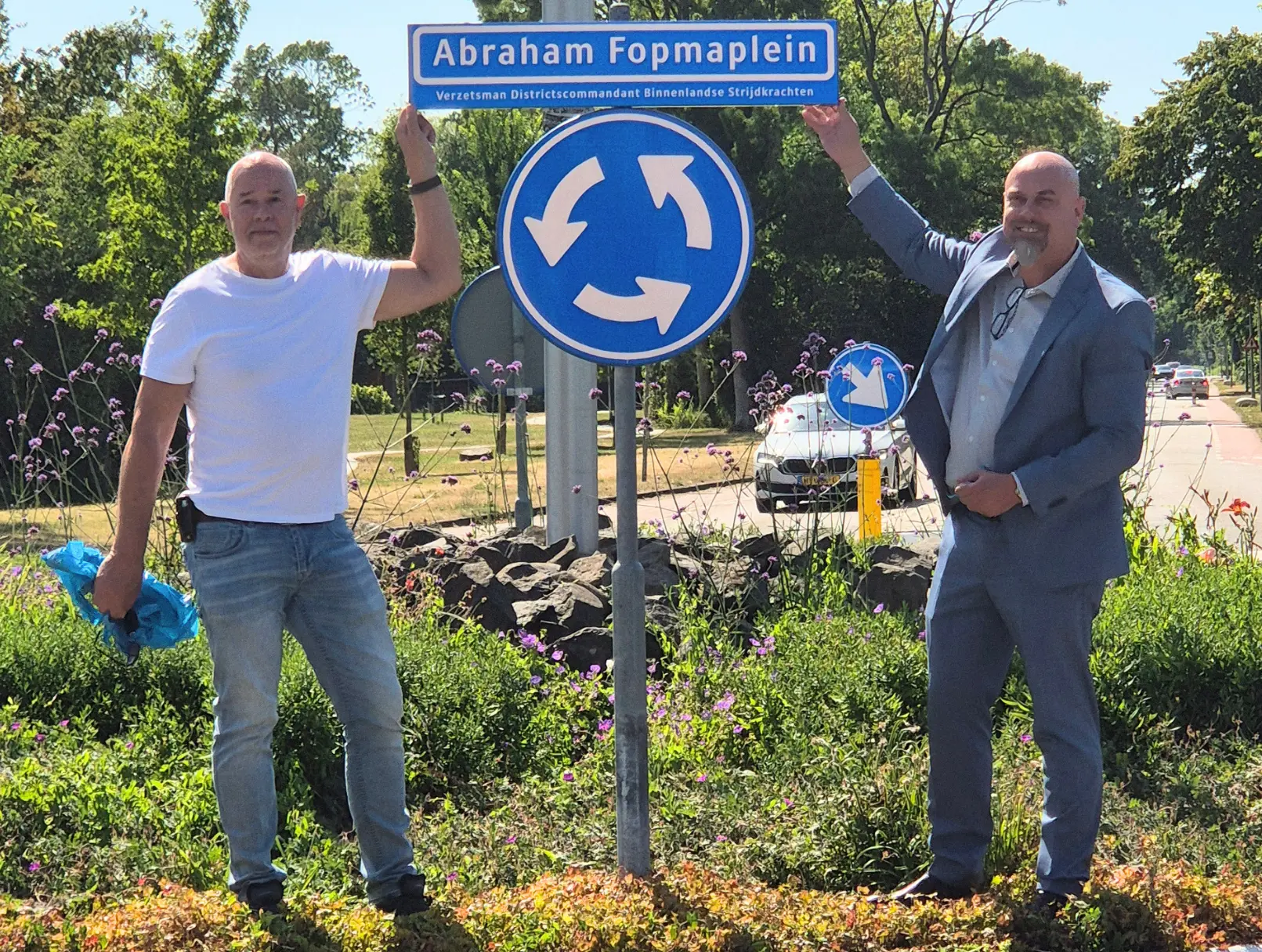 Nieuw naambord voor rotonde eert Abraham Fopma