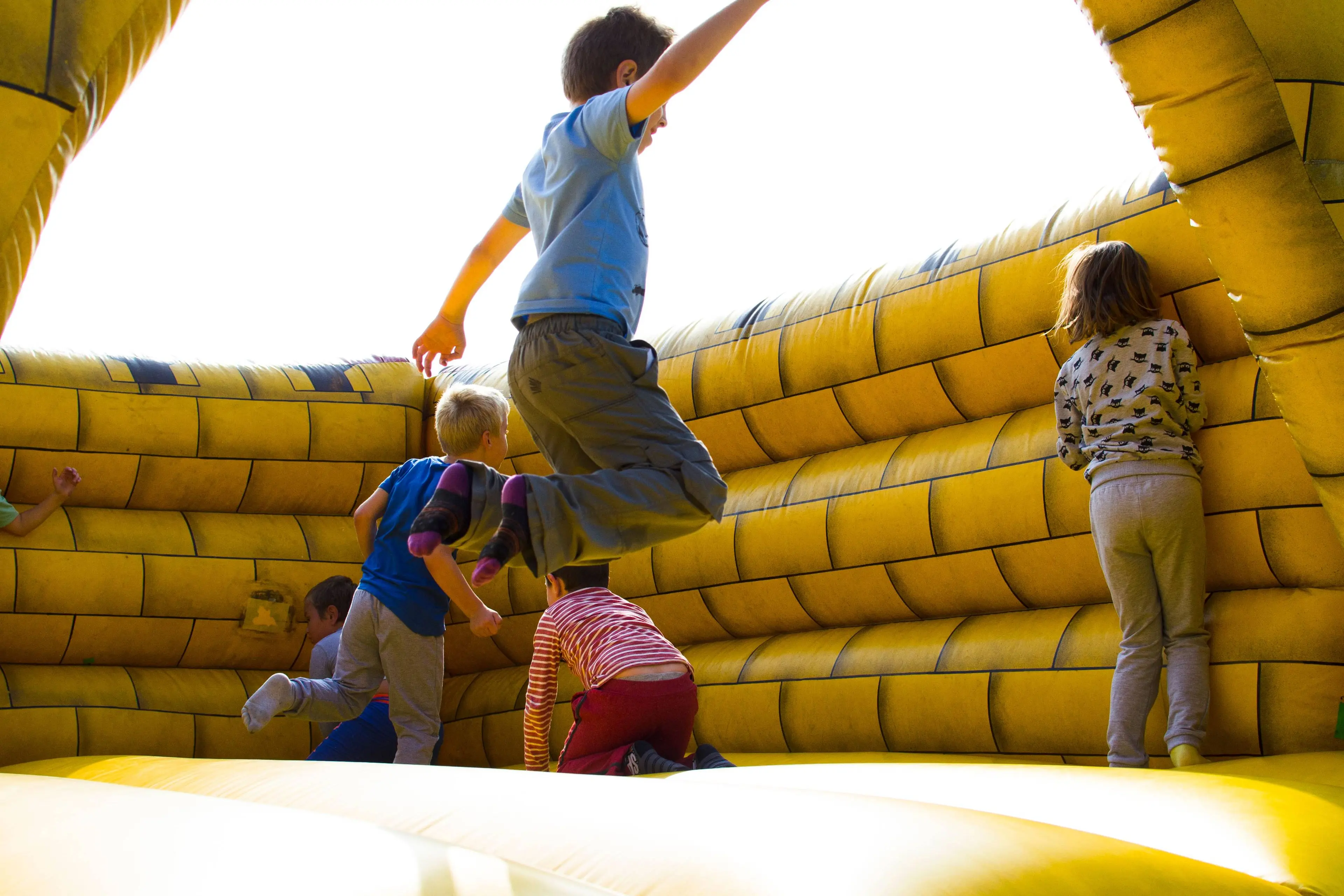 Kinderen kunnen zich uitleven tijdens Mega XXL Springspektakel in De Staver