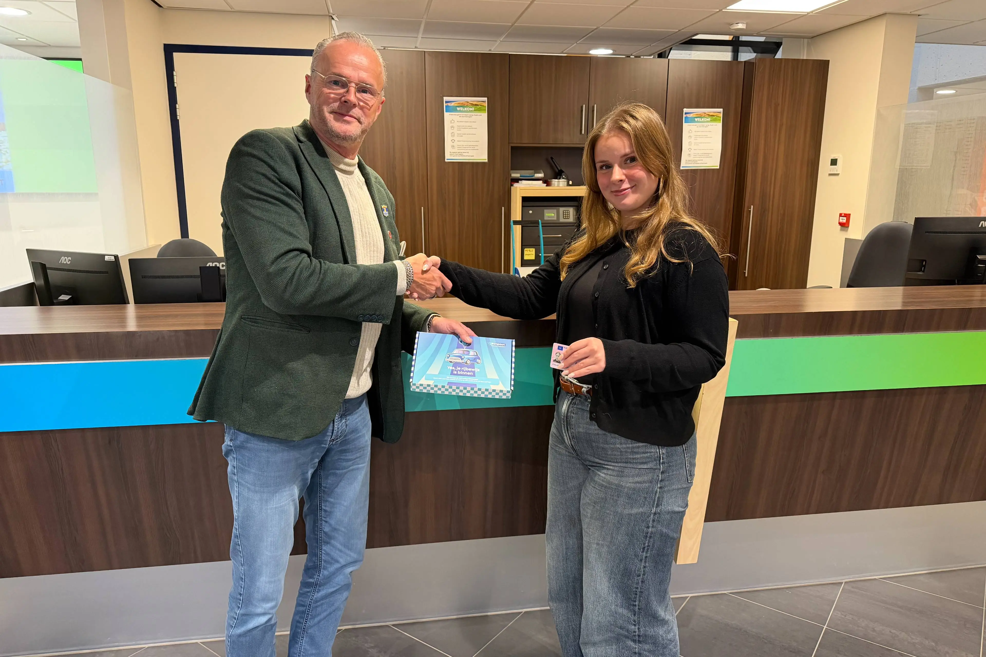Wethouder reikt eerste rijbewijspakketje uit aan jonge bestuurders