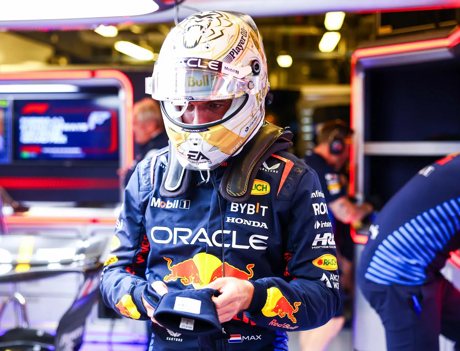 Verstappen battles with Brad Pitt in the rain: Here are the images!