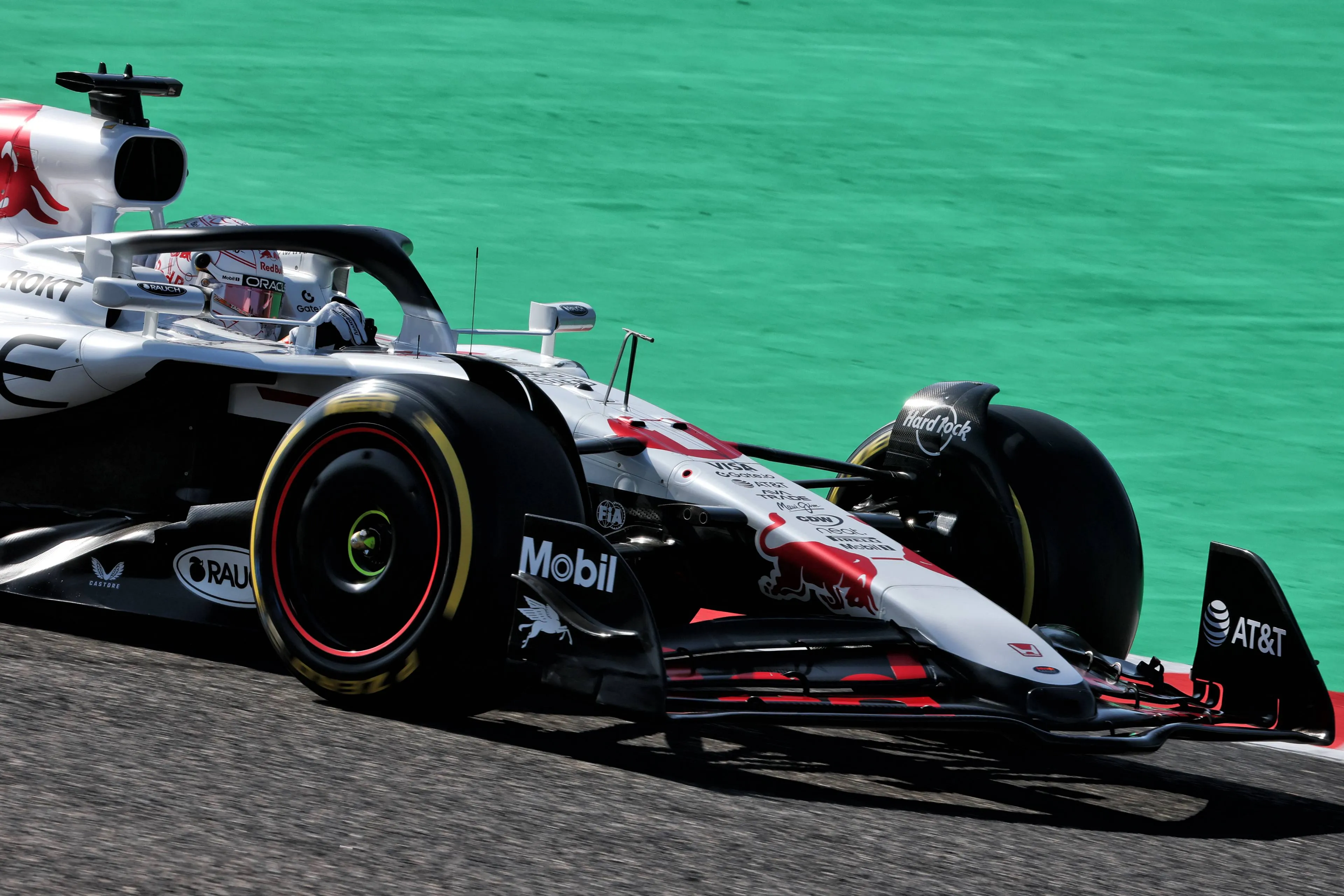 Verstappen kan weinig doen na vier rode vlaggen in VT2 Japan, McLaren zet de toon
