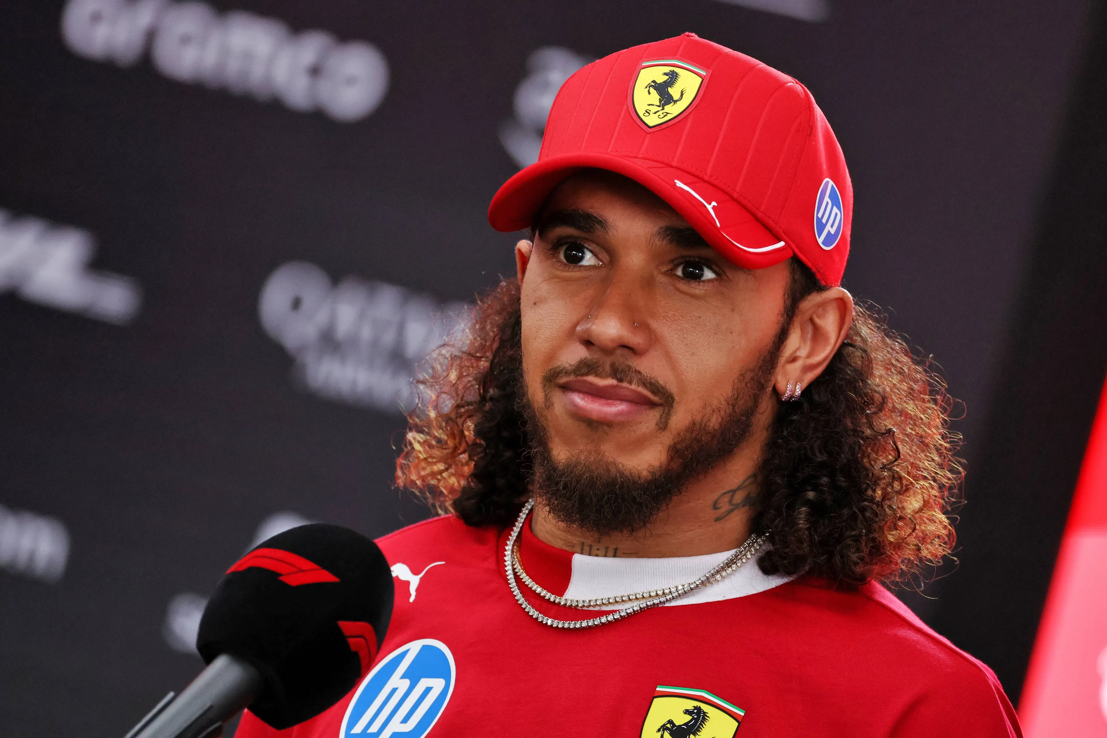 Hamilton gaat tegen hoop van Verstappen in: 'Kan me helemaal niks schelen'