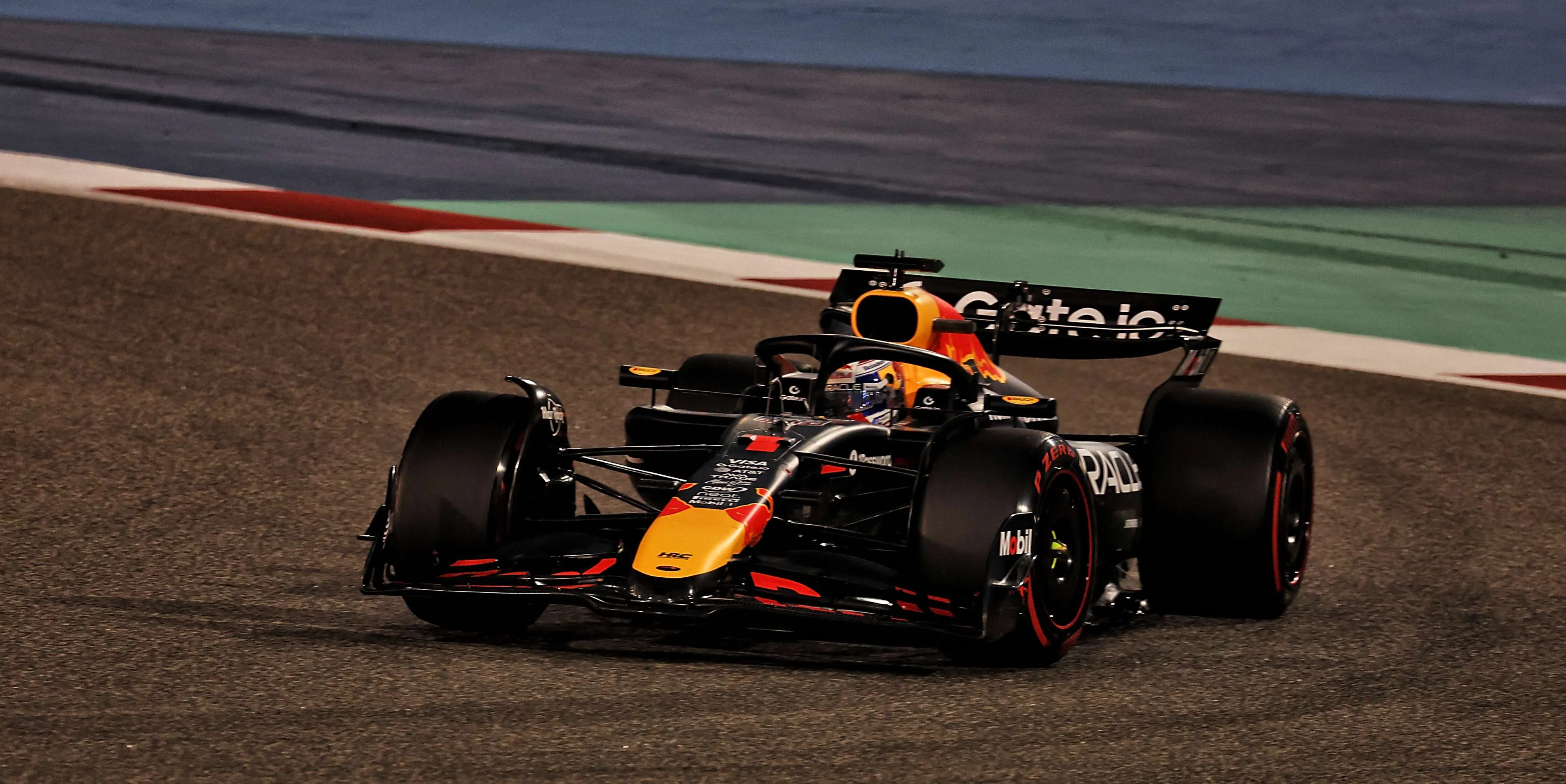Dramatische start voor Verstappen in GP Bahrein, Hamilton in zijn kielzog