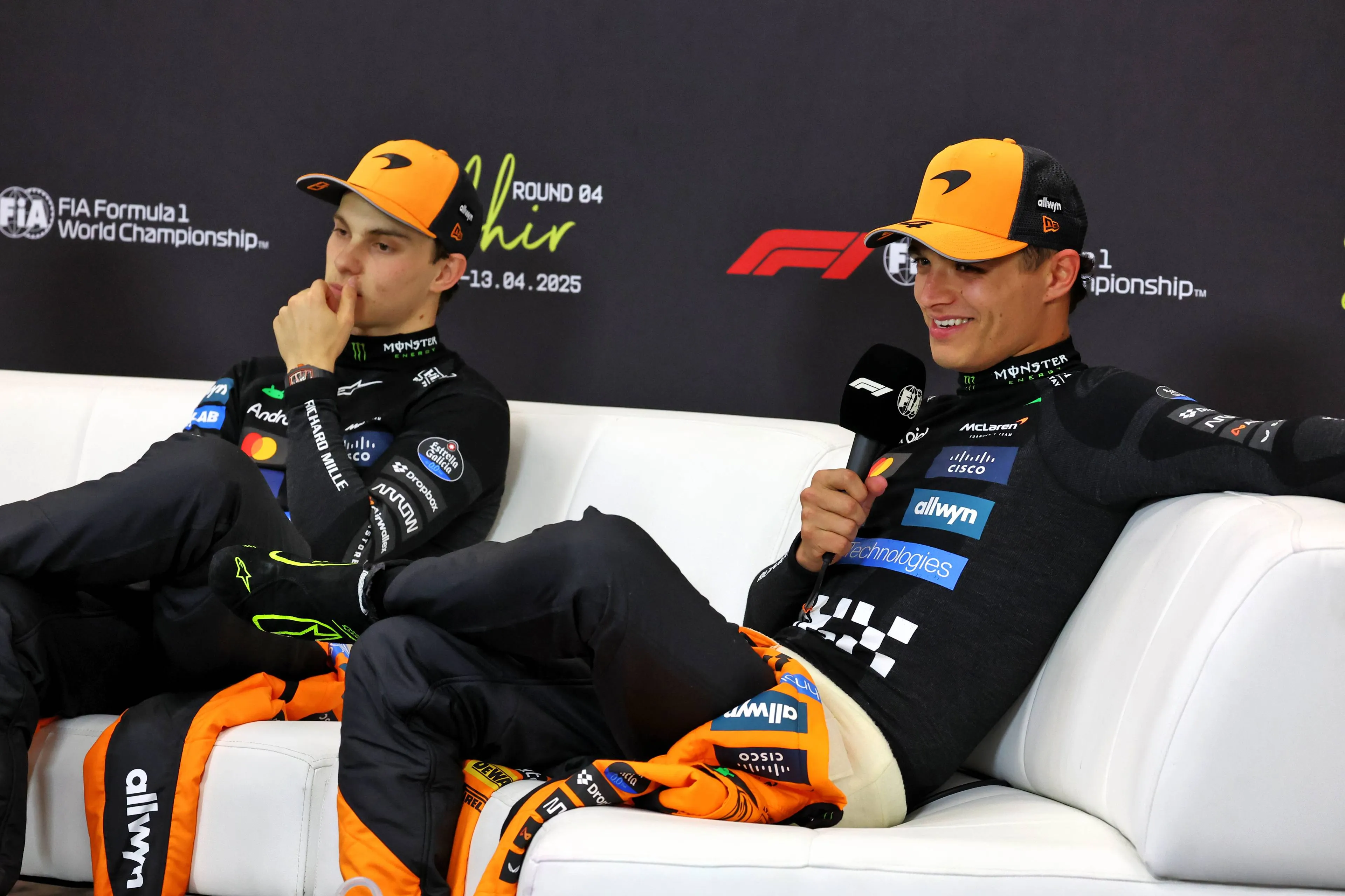 Lando Norris en Oscar Piastri tijdens de persconferentie in Jeddah