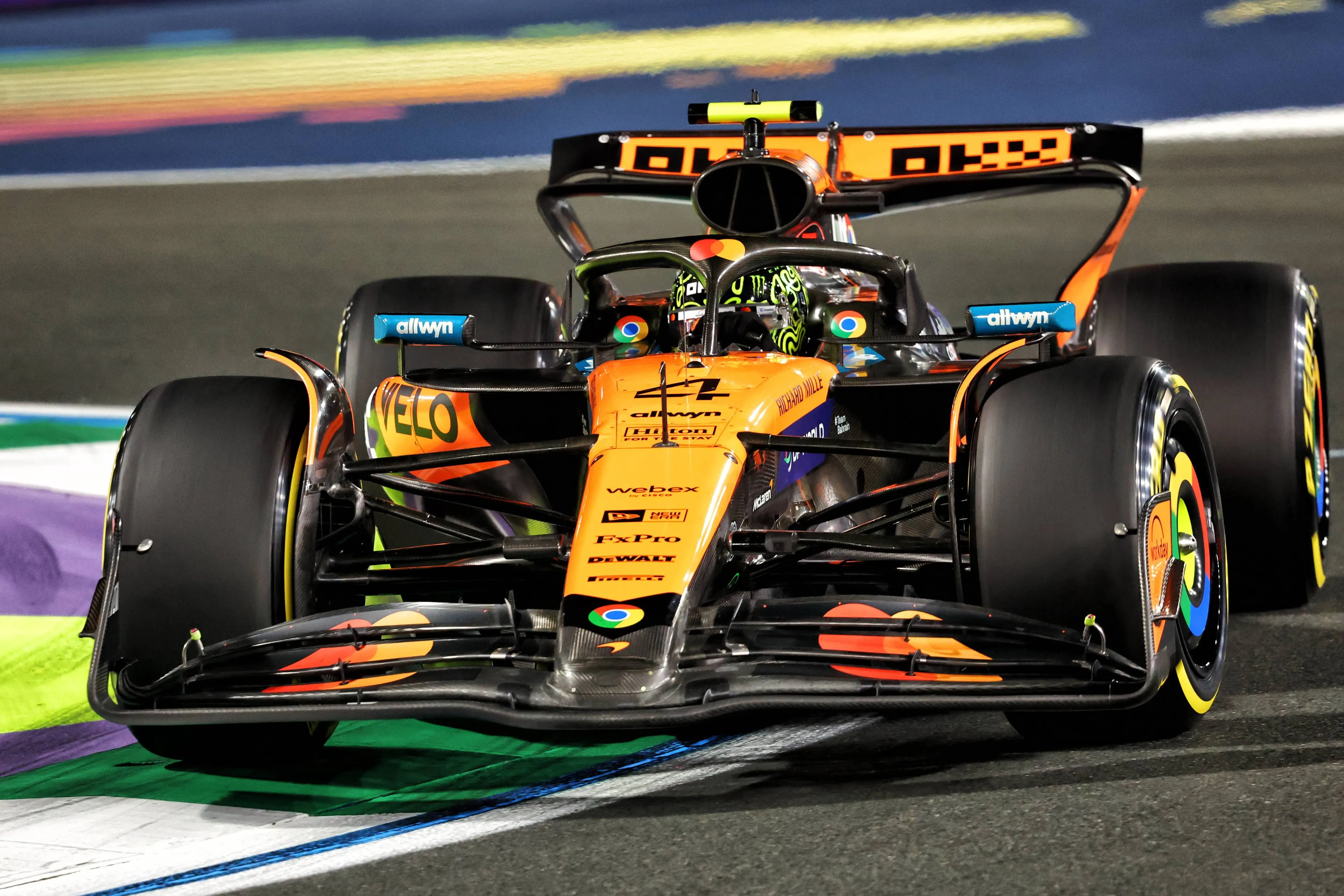 Uitslag VT2 | Norris snelste voor Piastri en Verstappen, Tsunoda crasht in de muur