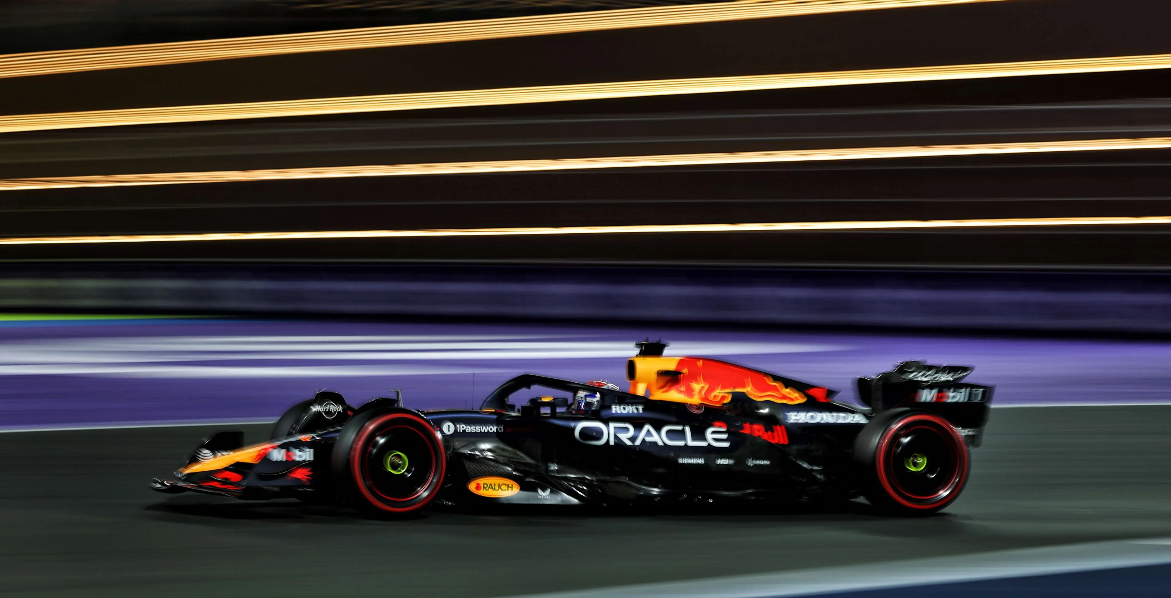 Verstappen pakt zinderende pole in Jeddah na bloedstollende slotfase en crash van Norris