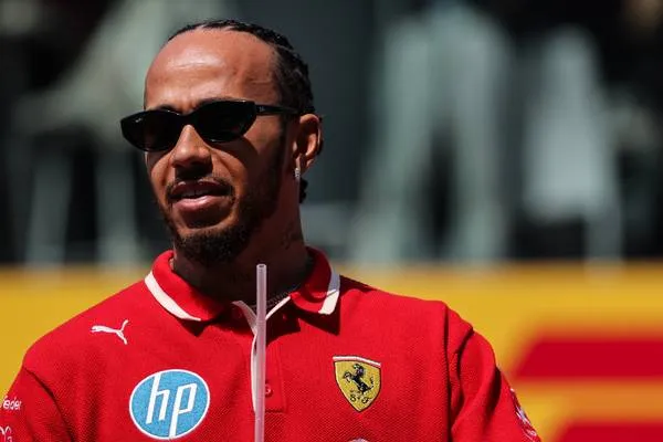 Hamilton drijft de spot met Red Bull: ‘Niet verrast om dat van hen te zien’