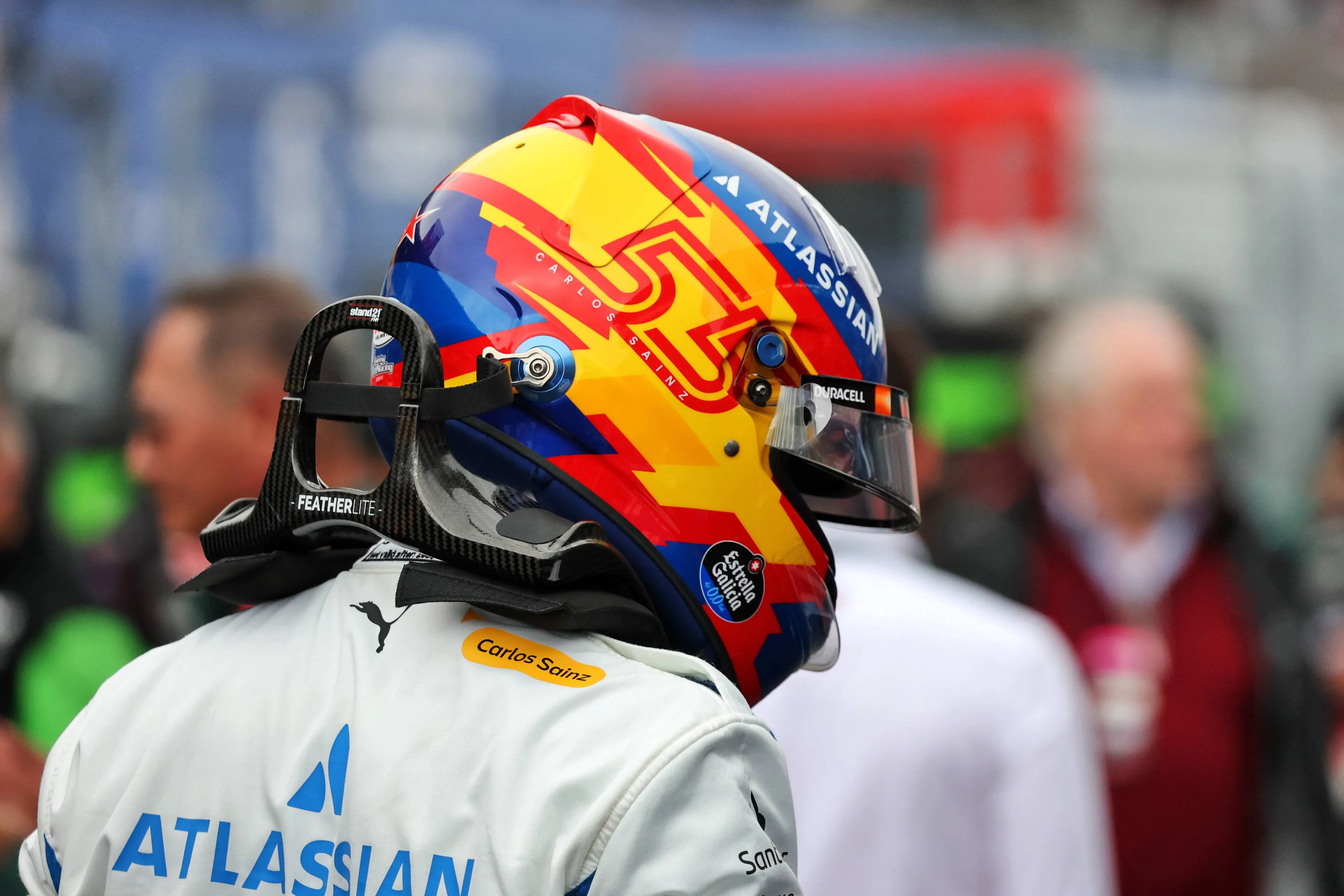 carlos sainz helmet