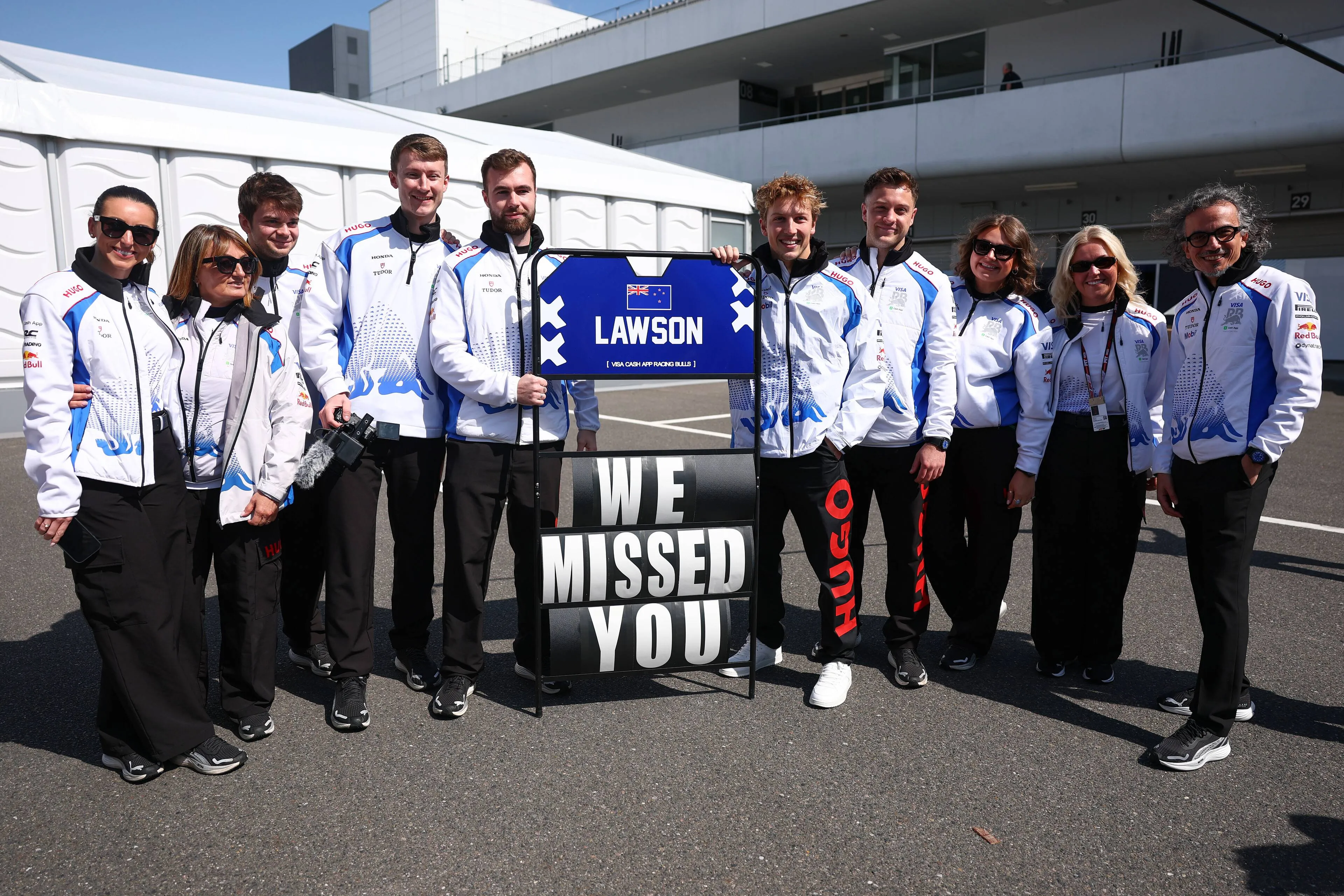 Lawson wordt op prachtige manier onthaald door zijn 'nieuwe' team Racing Bulls