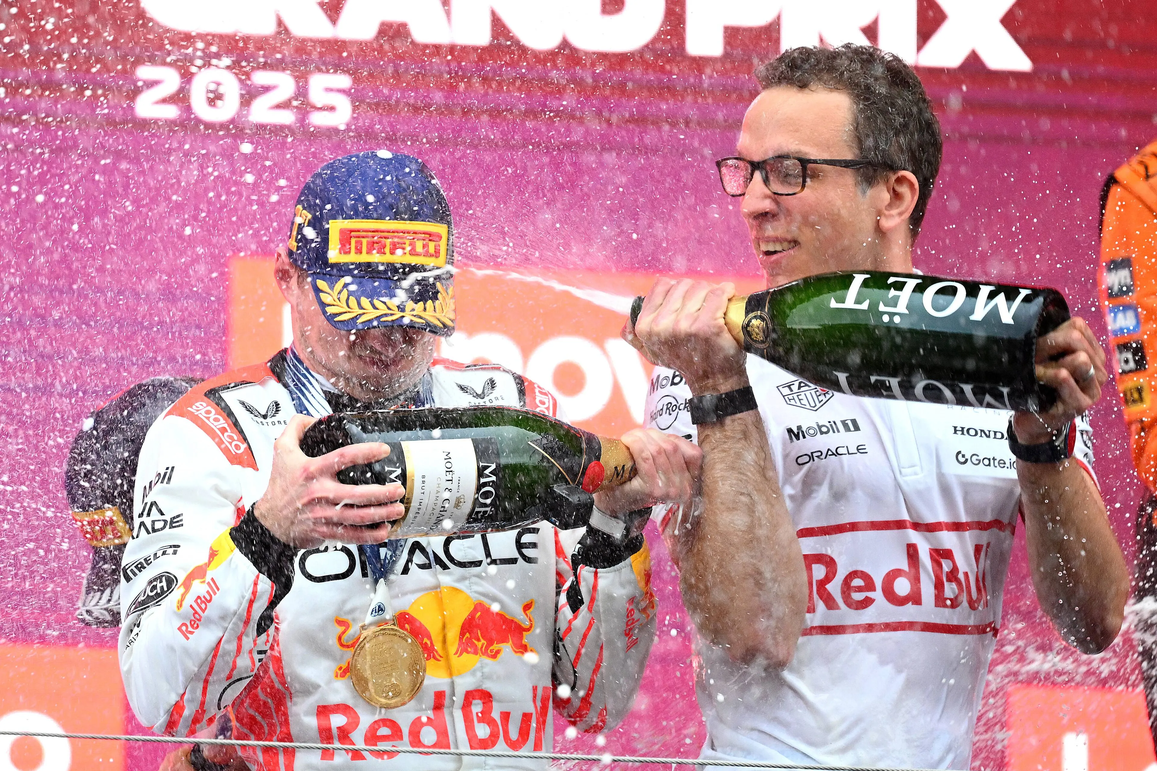 Waarom de race-engineer van Perez naast Verstappen op het podium stond