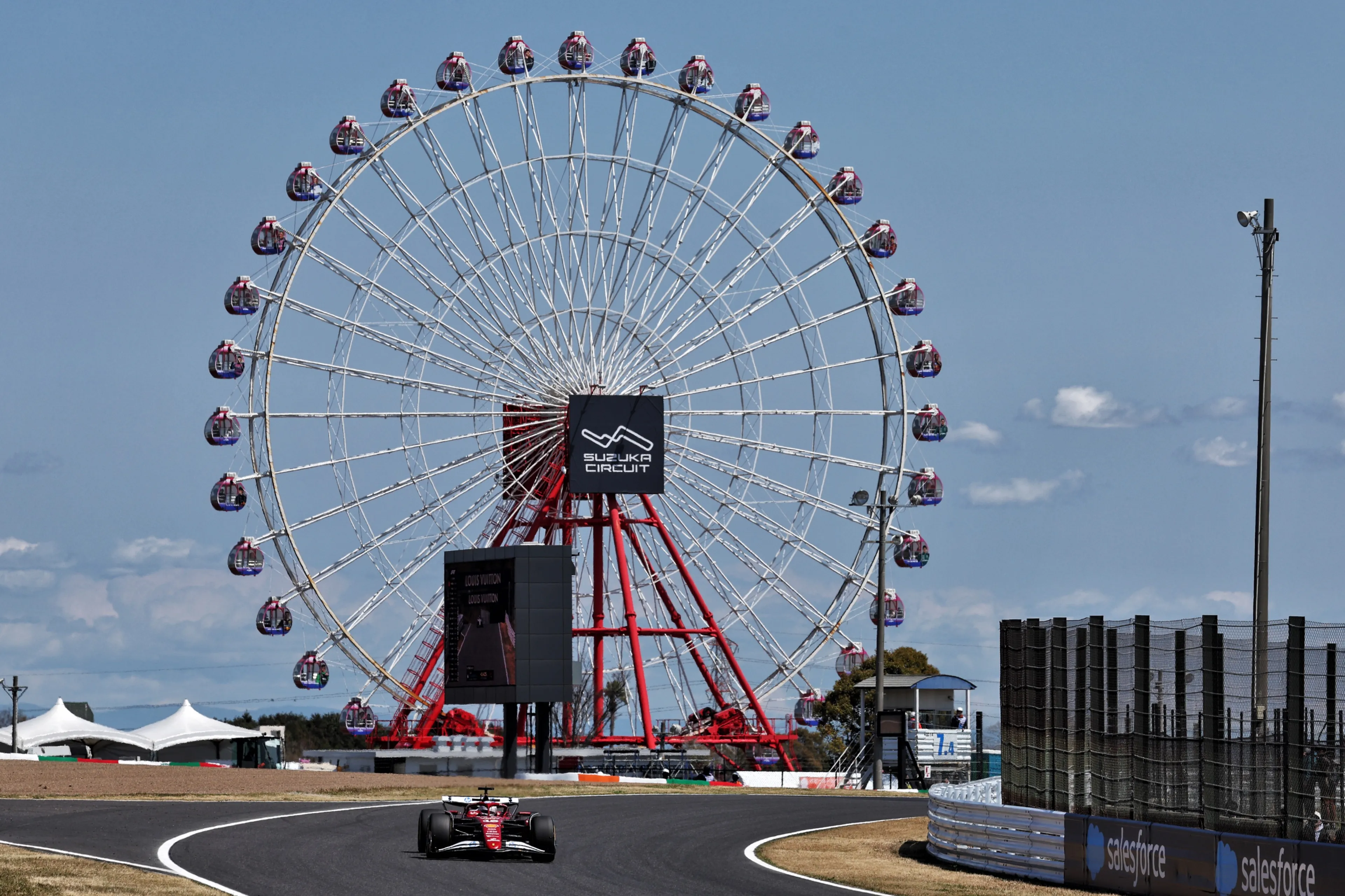 Surprising third red flag in Japan! Grass is on fire in Suzuka!