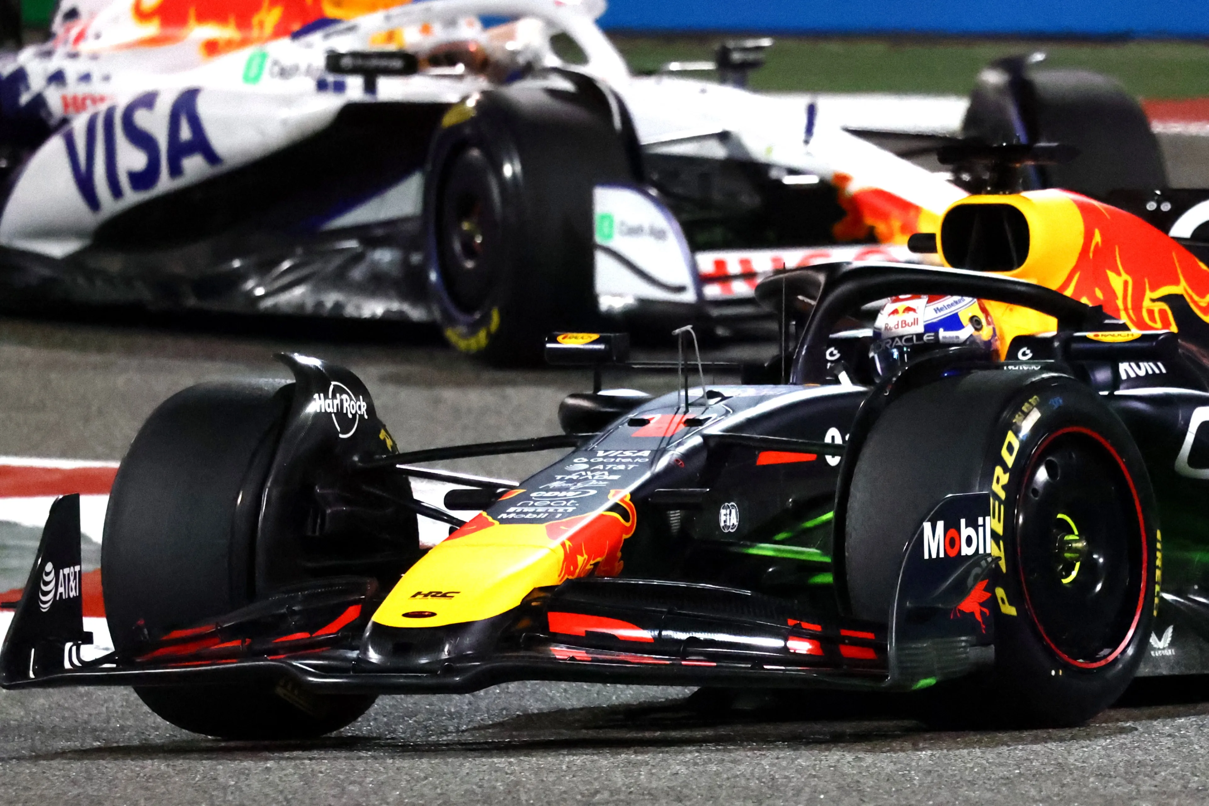 Russell imponeert in Bahrein, Verstappen maximaliseert met RB21