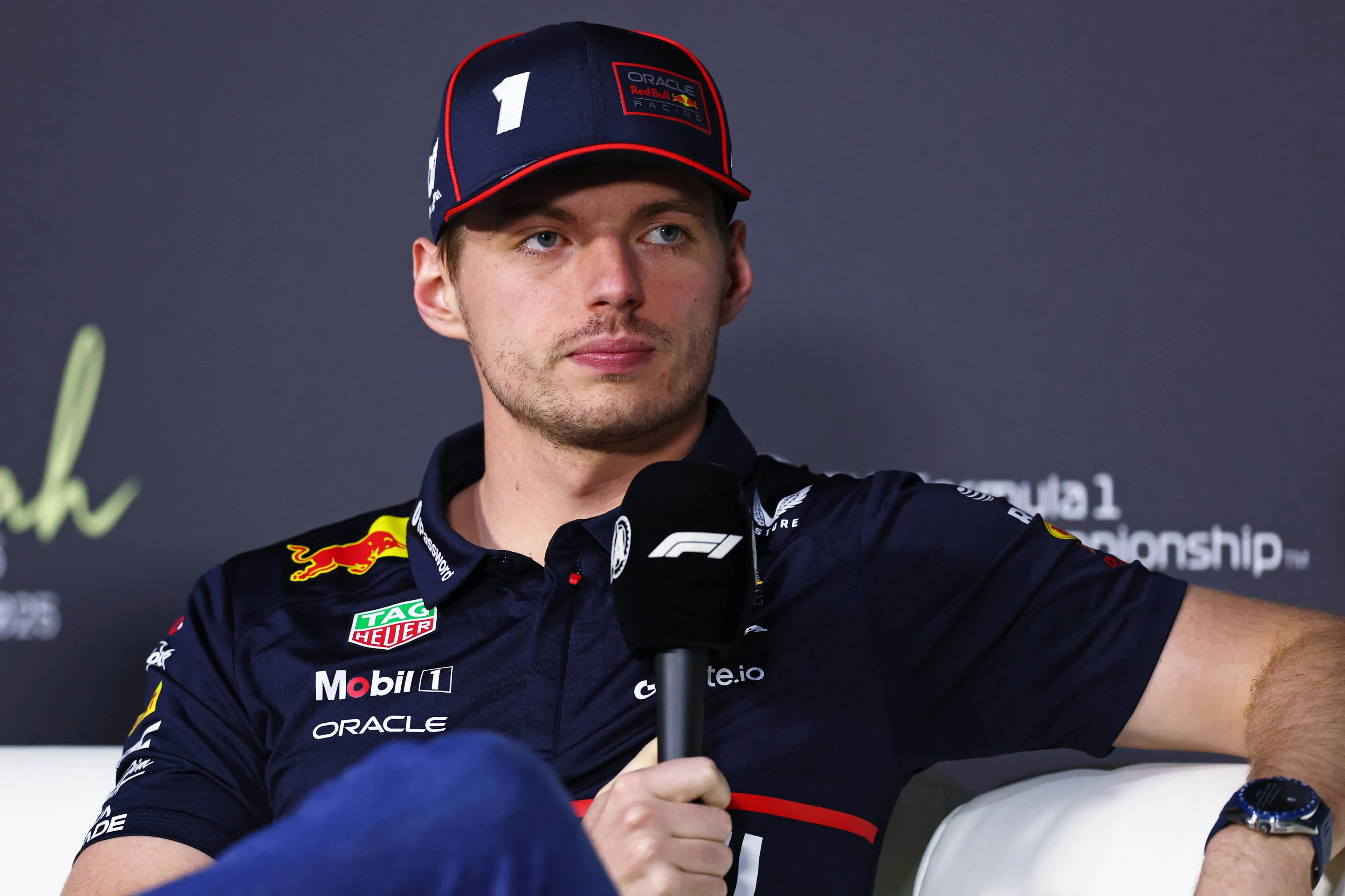 verstappen tijdens persconferentie