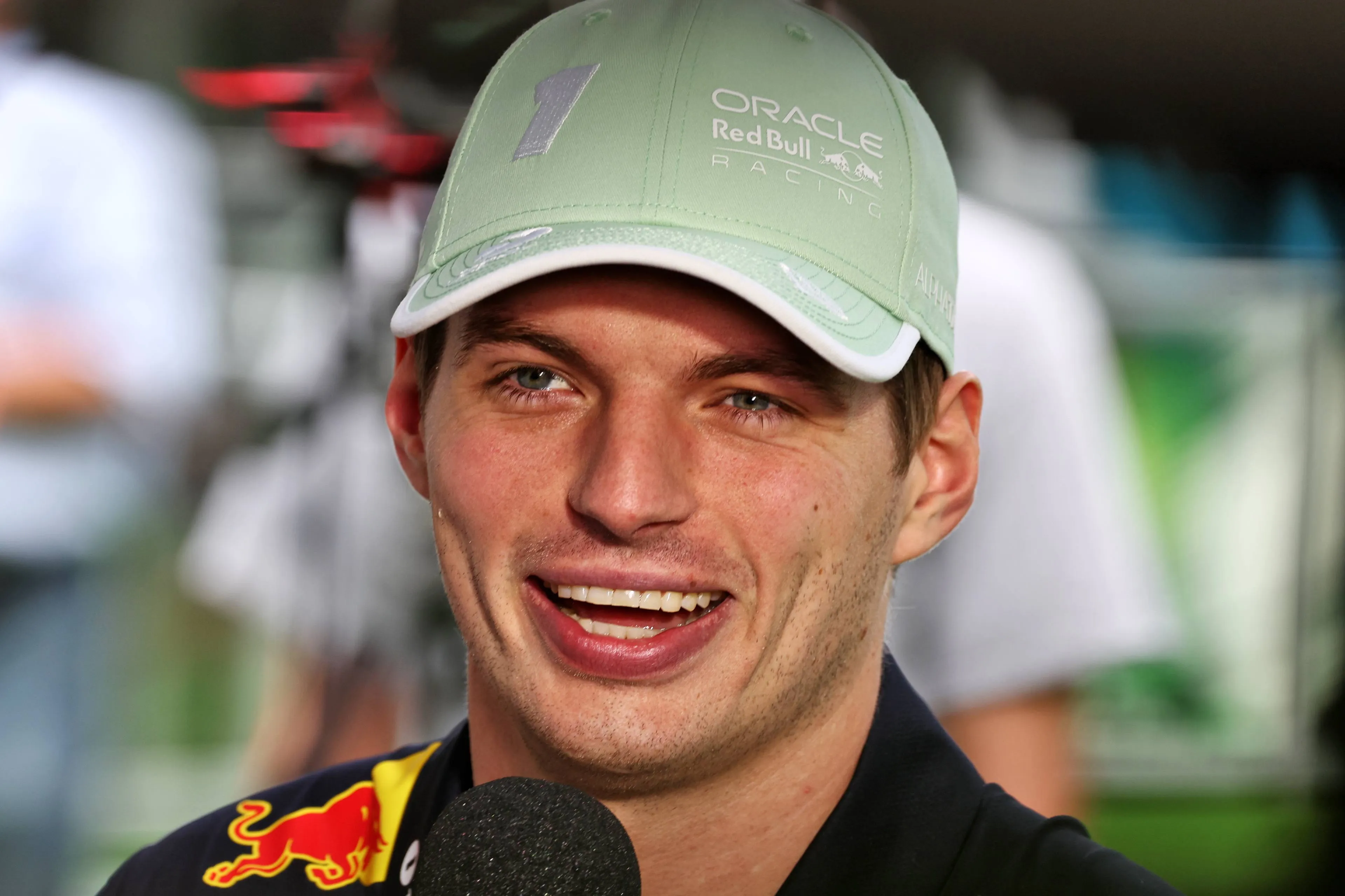 Kersvers vader Verstappen krijgt felicitaties van Leclerc na afloop van VT1 in Miami