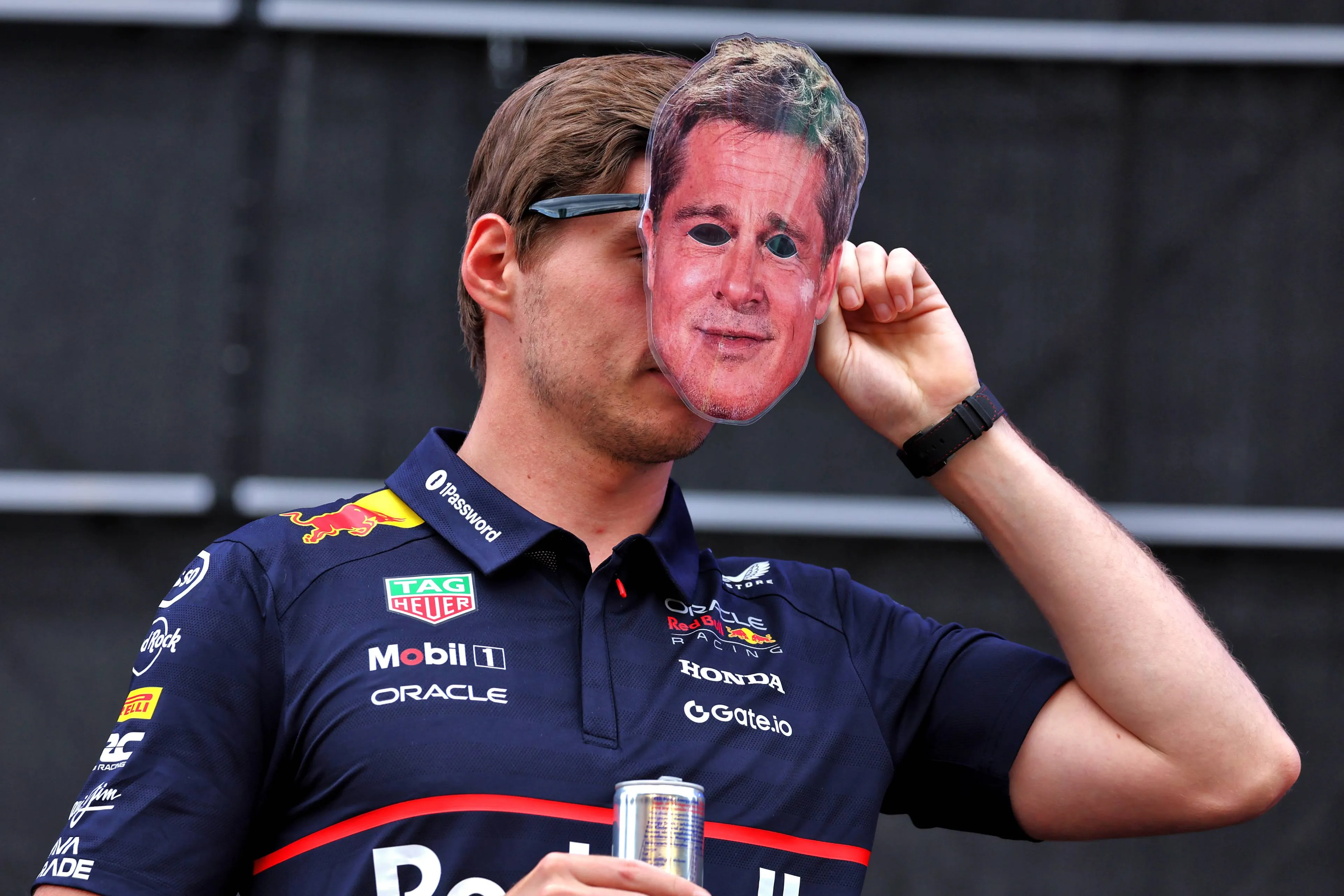 max verstappen met brad pitt masker