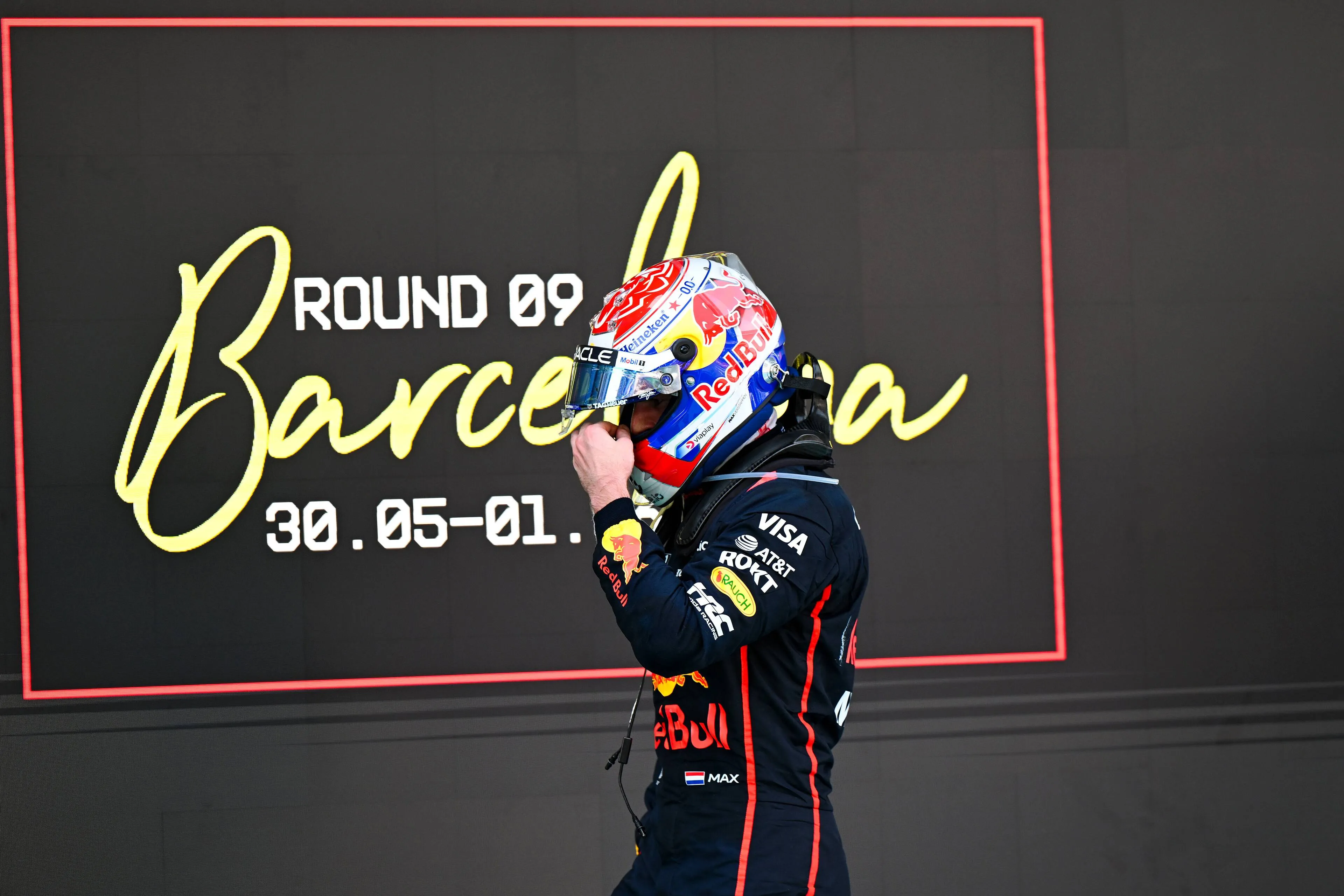 verstappen met helm op na gp van spanje