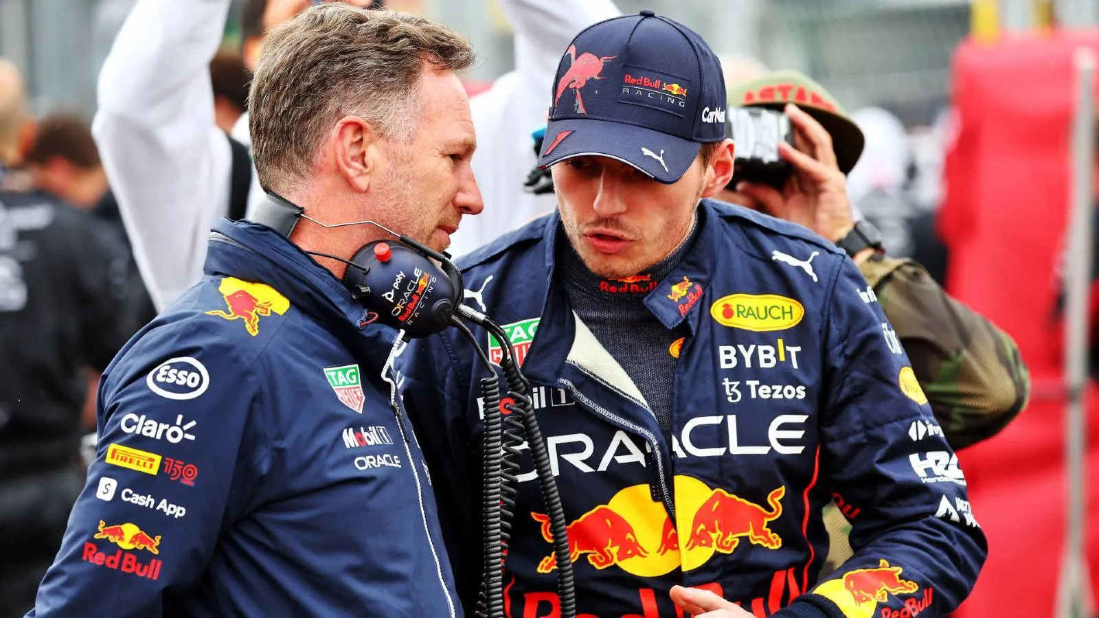 Christian-Horner-and-Max-Verstappen-talk-on-the-grid-planetF1